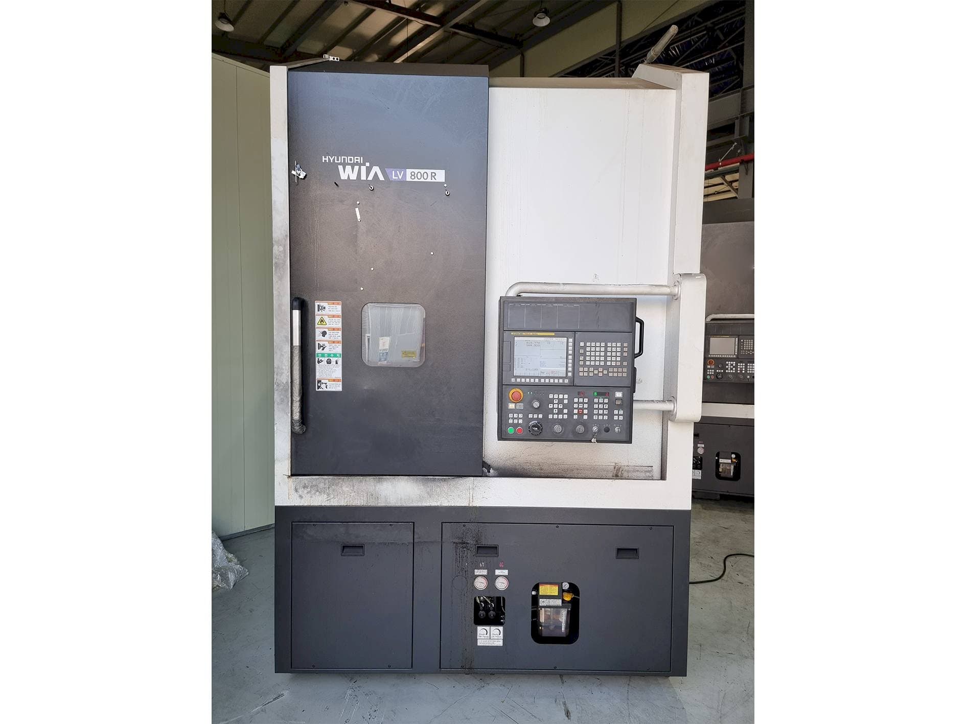 Čelní pohled  na Hyundai Wia LV800R  stroj