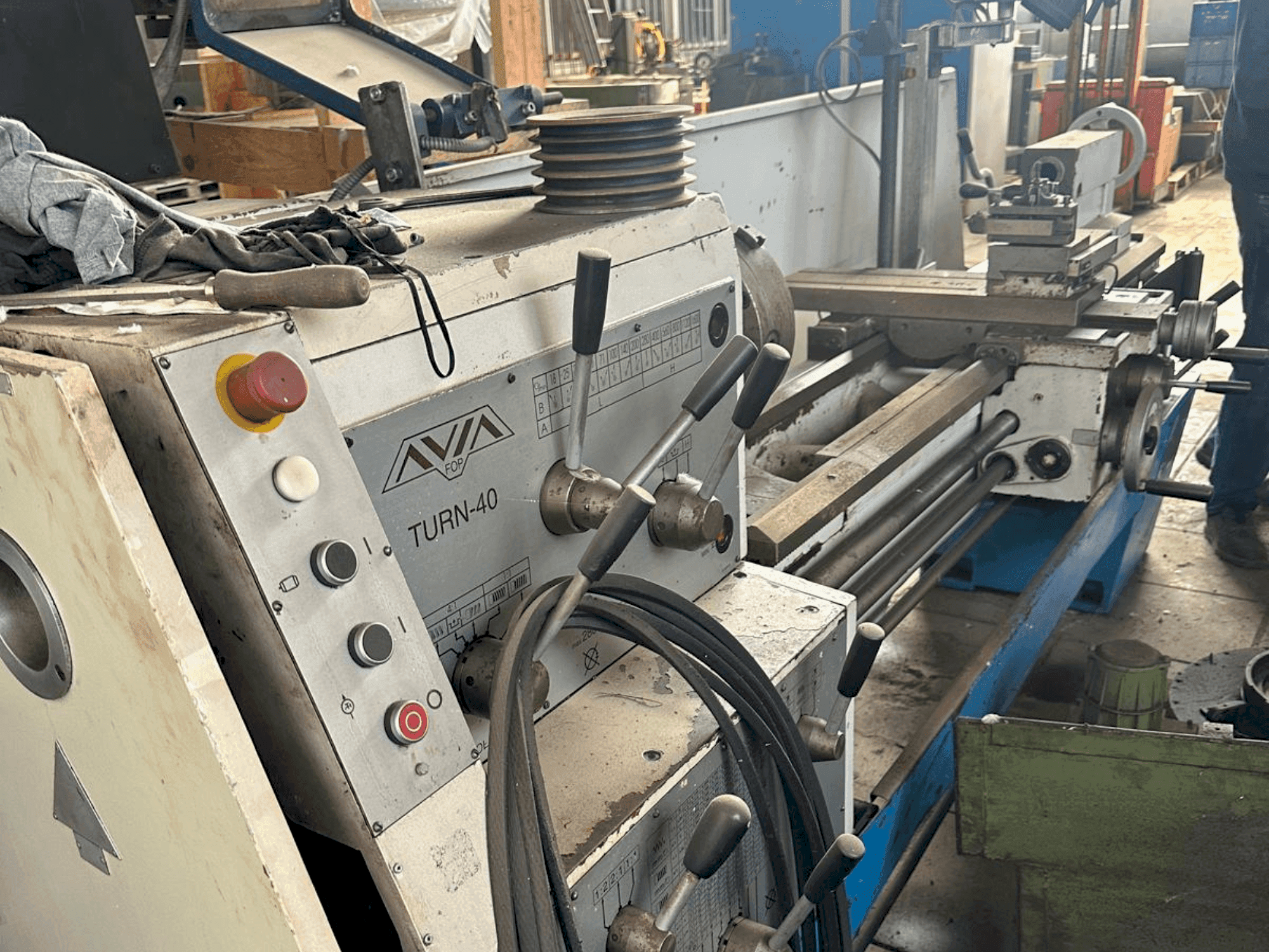 Čelní pohled  na Avia									 TURN-40  stroj