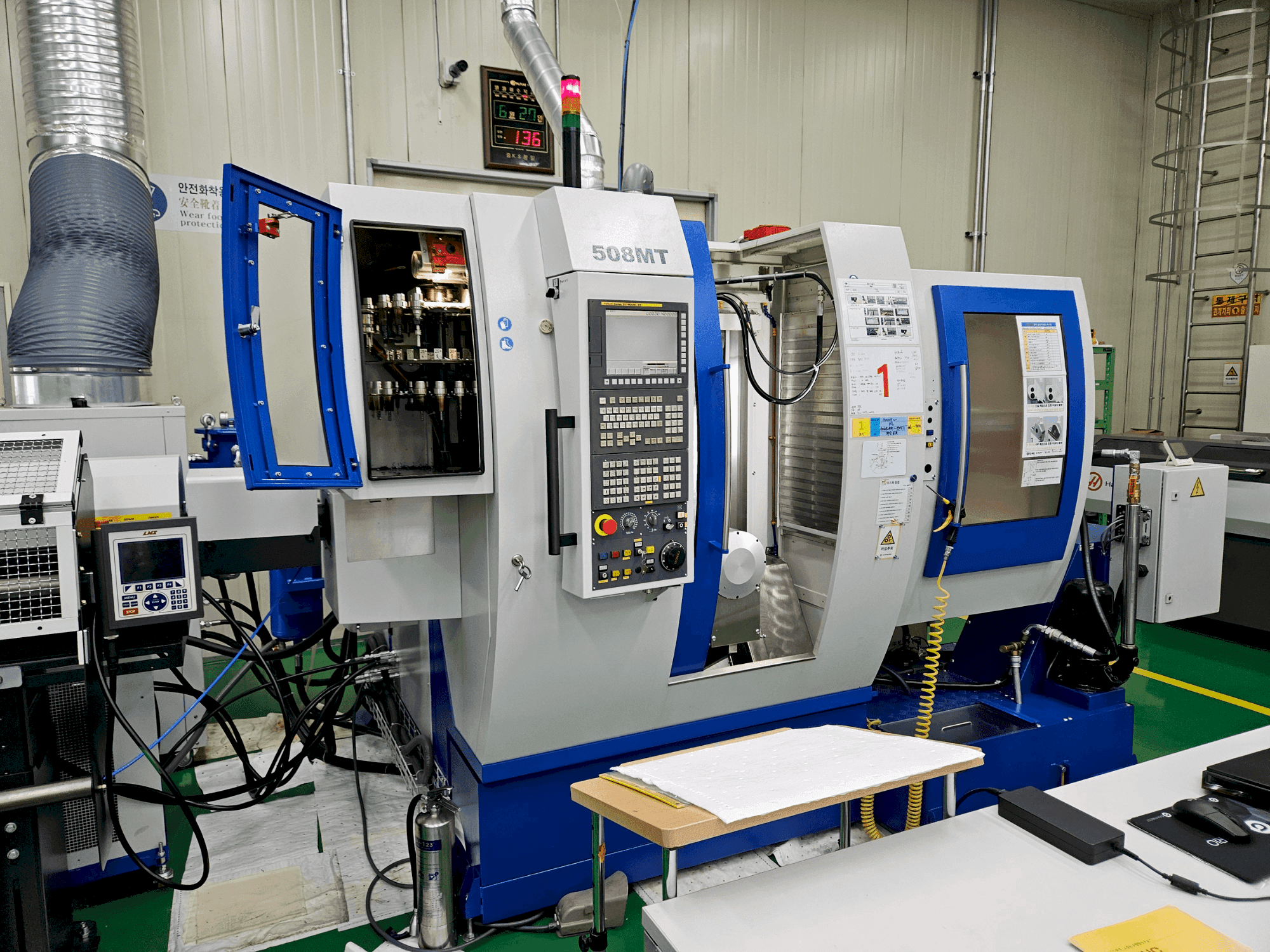 Čelní pohled  na WILLEMIN-MACODEL 508MT  stroj