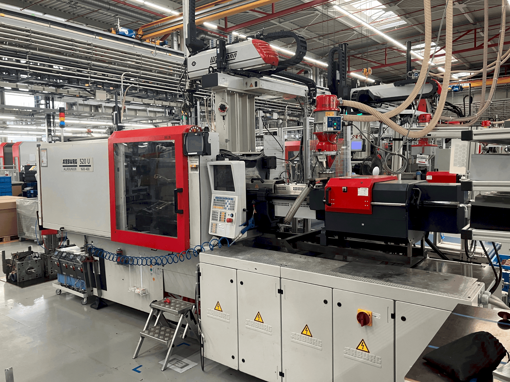 Čelní pohled  na Arburg Allrounder 520 U 1600-400  stroj