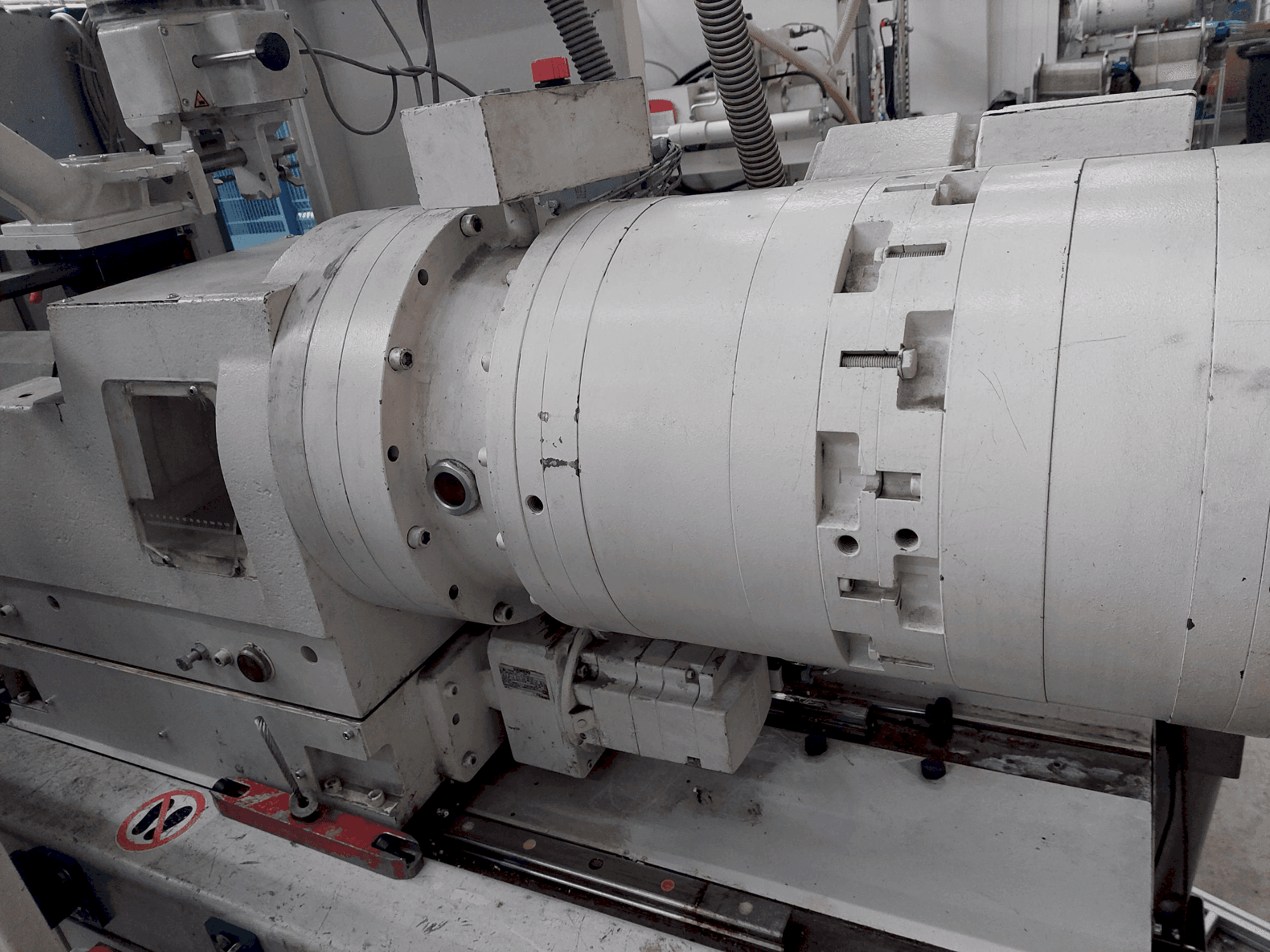 Čelní pohled  na Krauss Maffei 80-180 EX  stroj