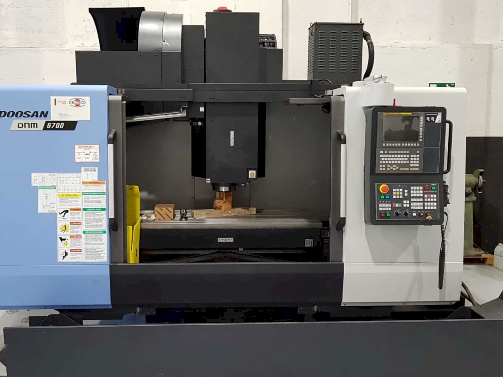 Čelní pohled  na Doosan DNM 6700  stroj