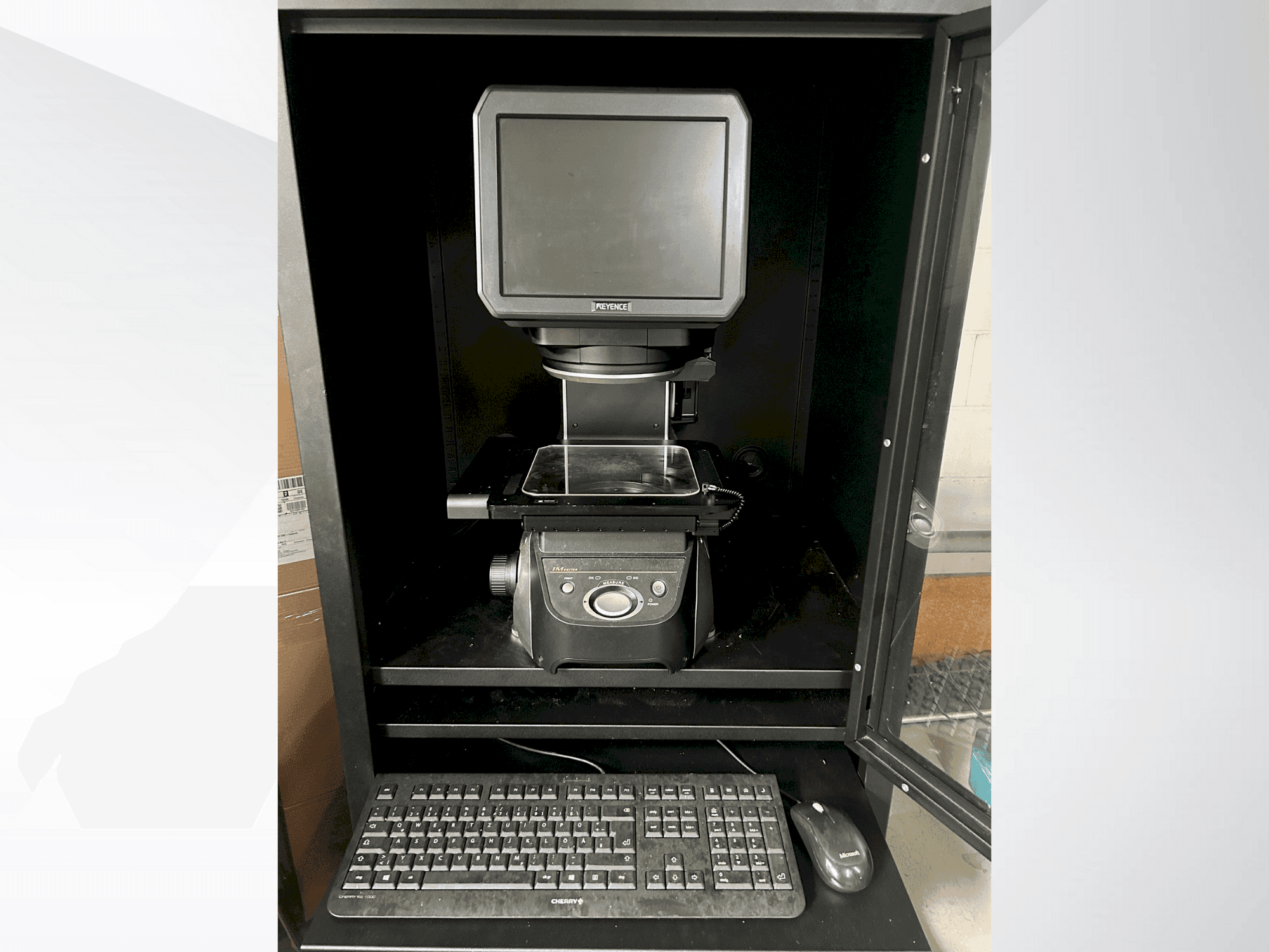 Čelní pohled  na KEYENCE IM 7020  stroj