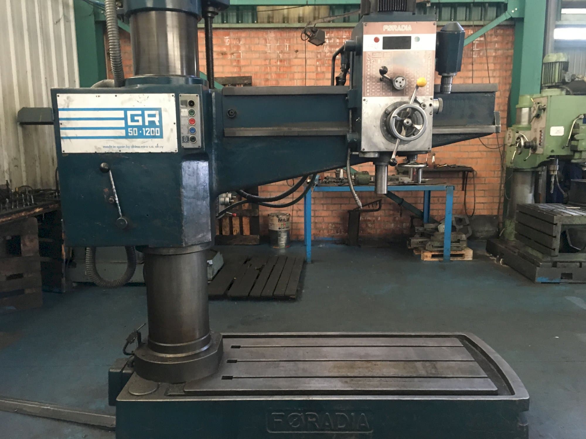 Pravý boční pohled  na FORADIA GR 50/1200 stroj
