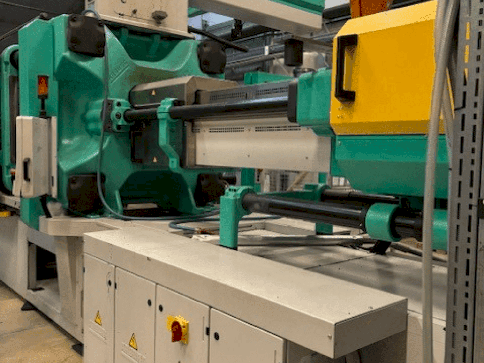 Čelní pohled  na Arburg Allrounder 920S 5000-3200  stroj