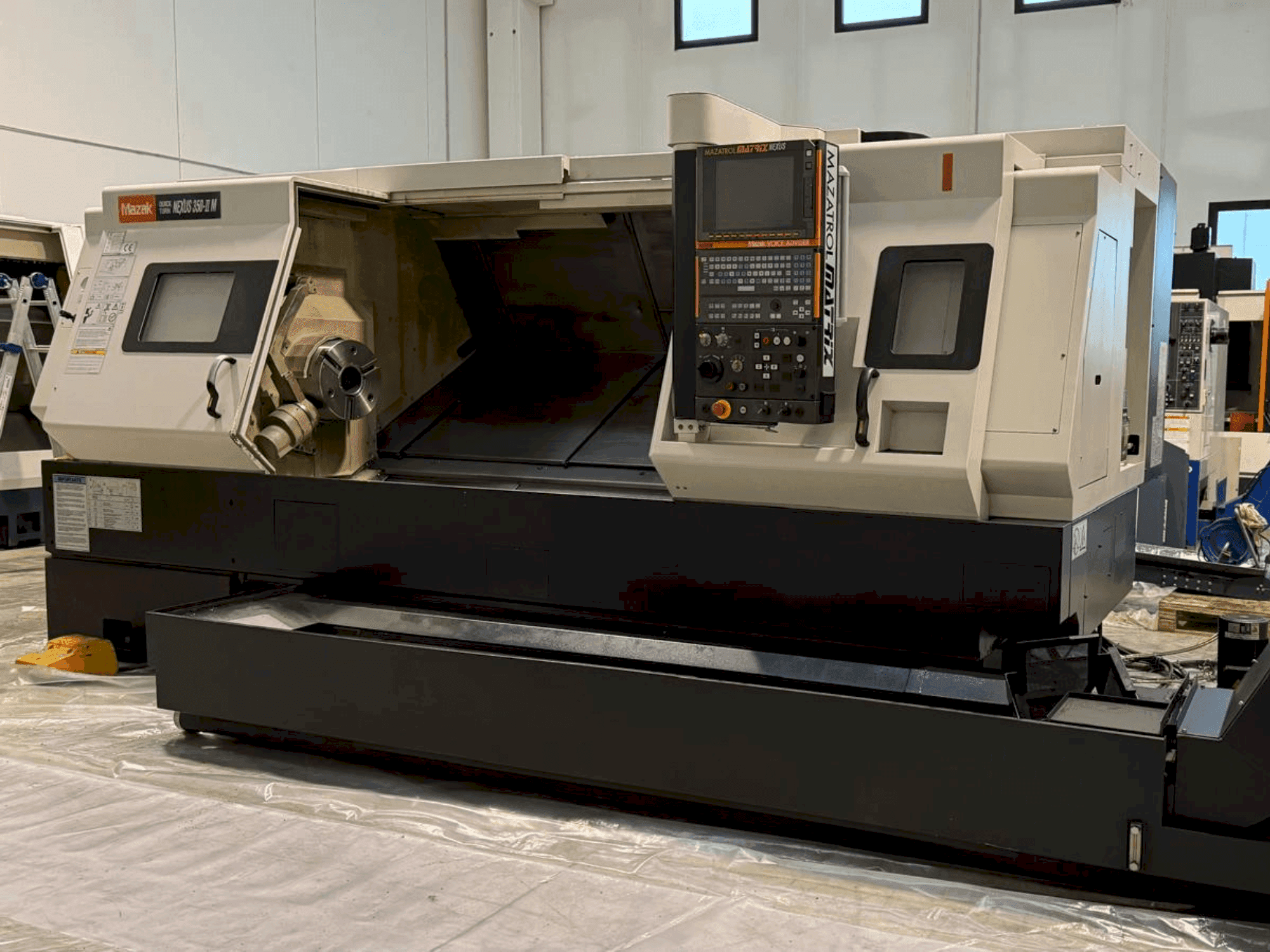 Čelní pohled  na Mazak QT Nexus 350 II M  stroj