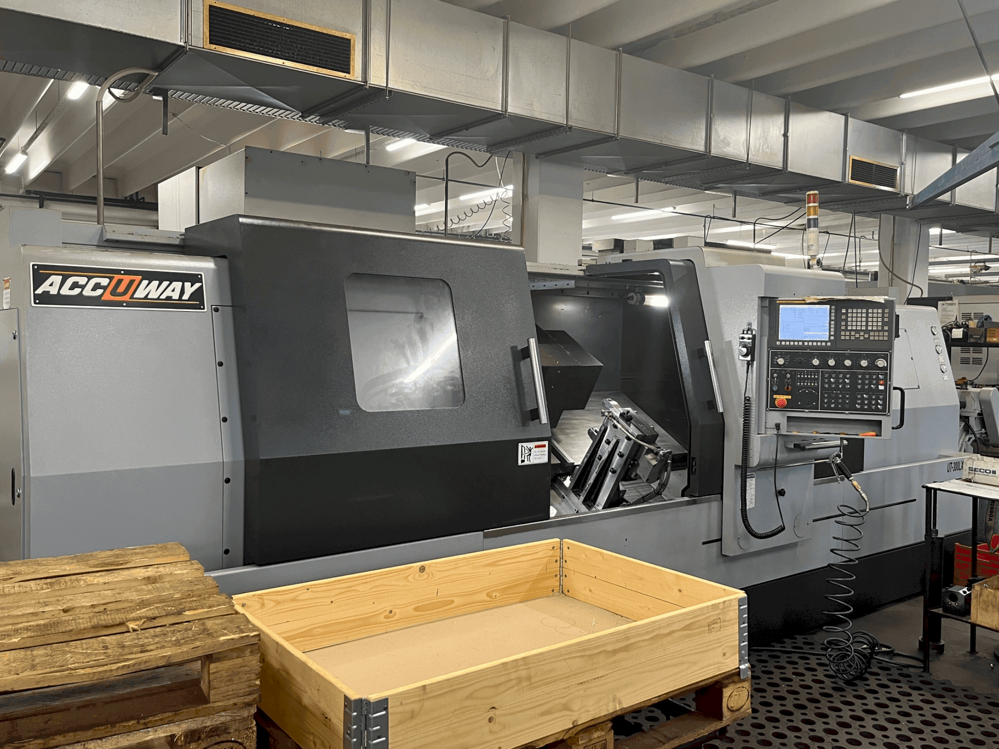 Čelní pohled  na ACCUWAY UT-300LX2M  stroj