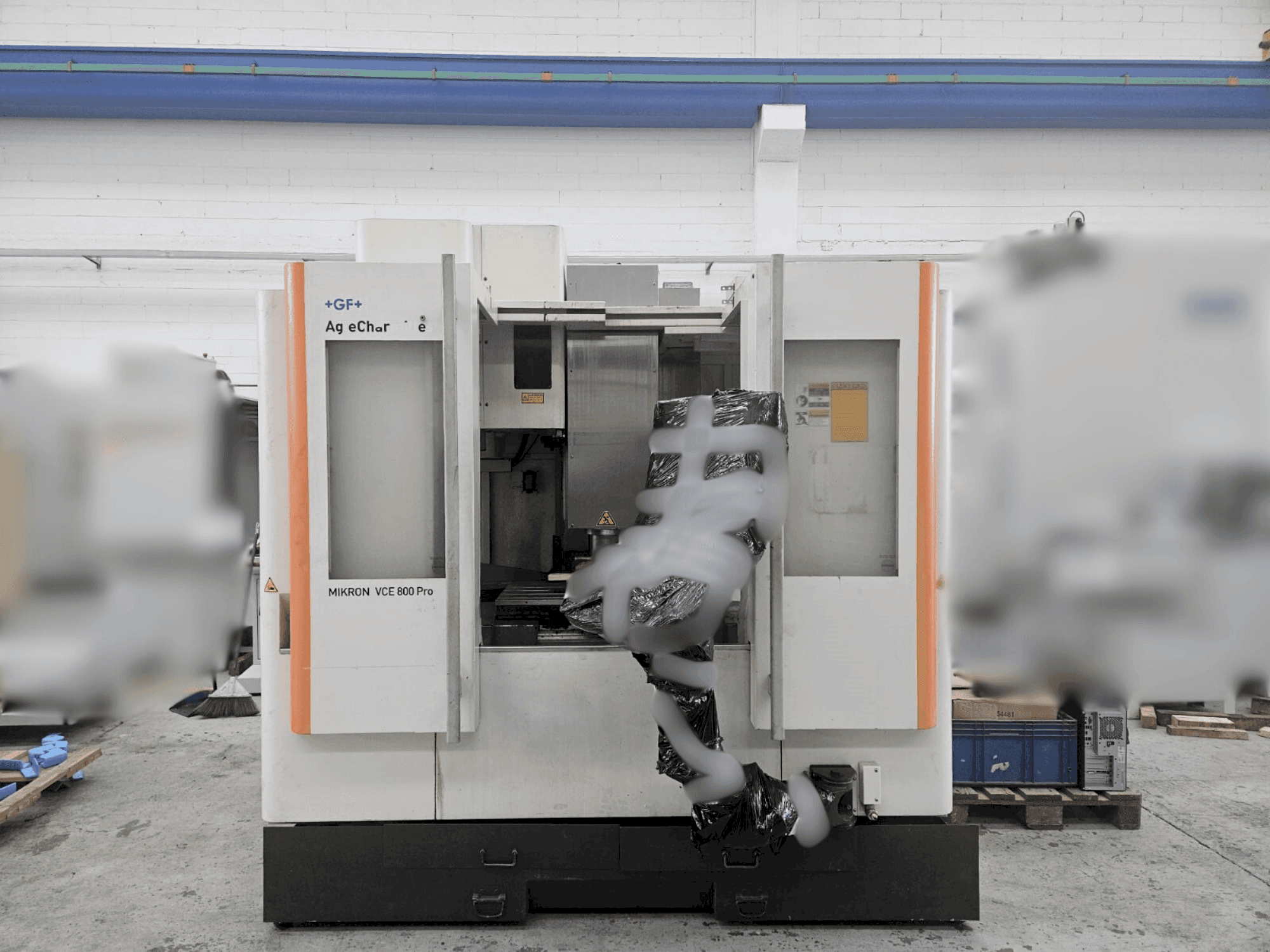 Čelní pohled  na +GF+ AGIE CHARMILLES VCE 800 PRO  stroj