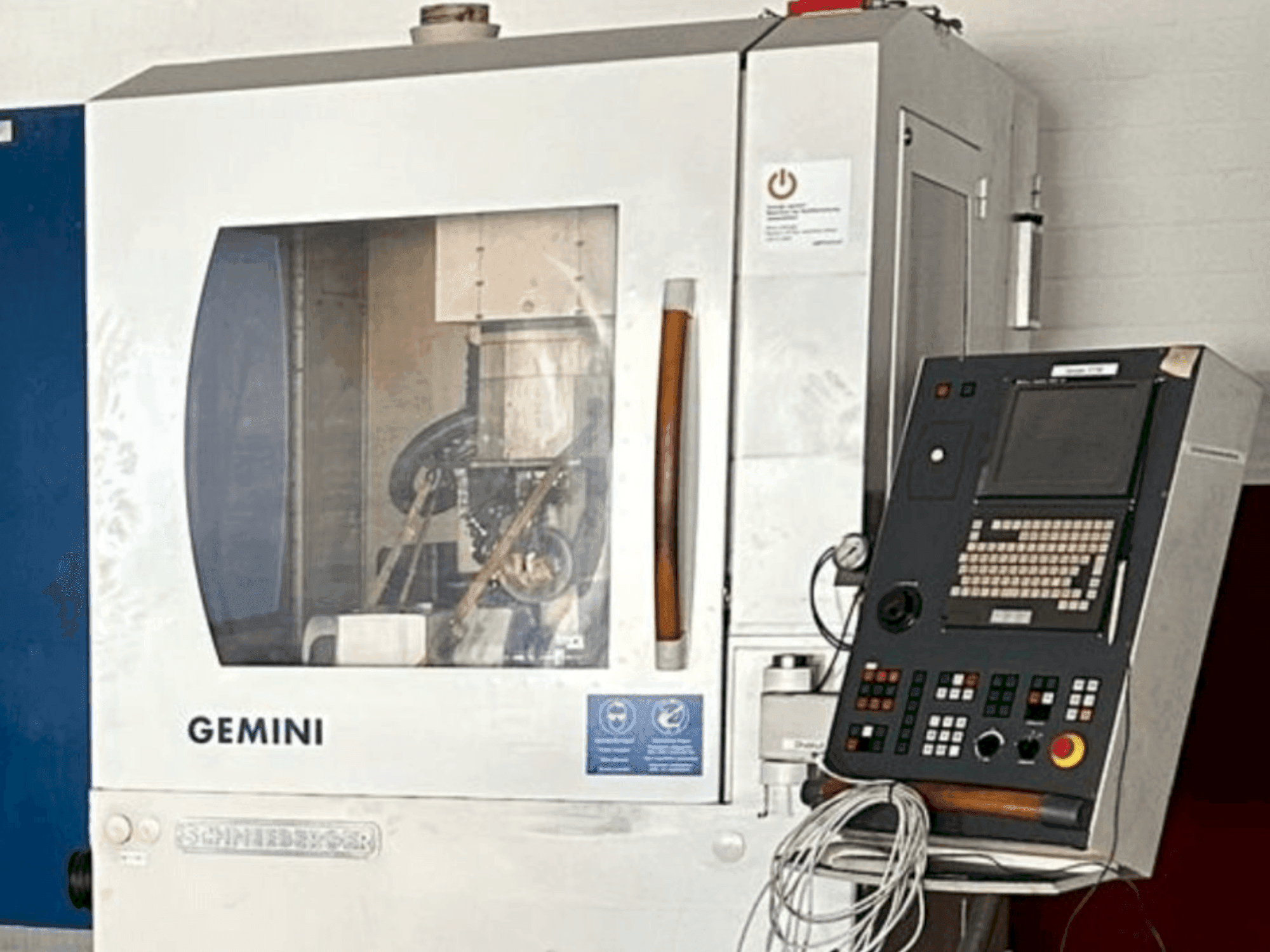 Čelní pohled  na Schneeberger MRG Gemini  stroj