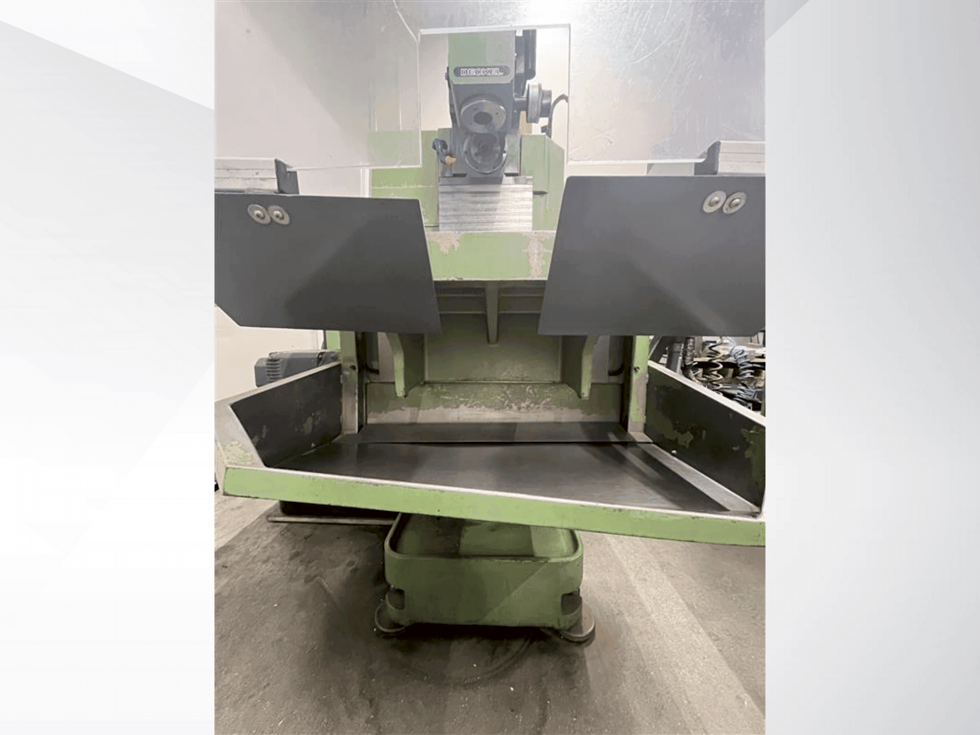 Čelní pohled  na DECKEL FP2A  stroj