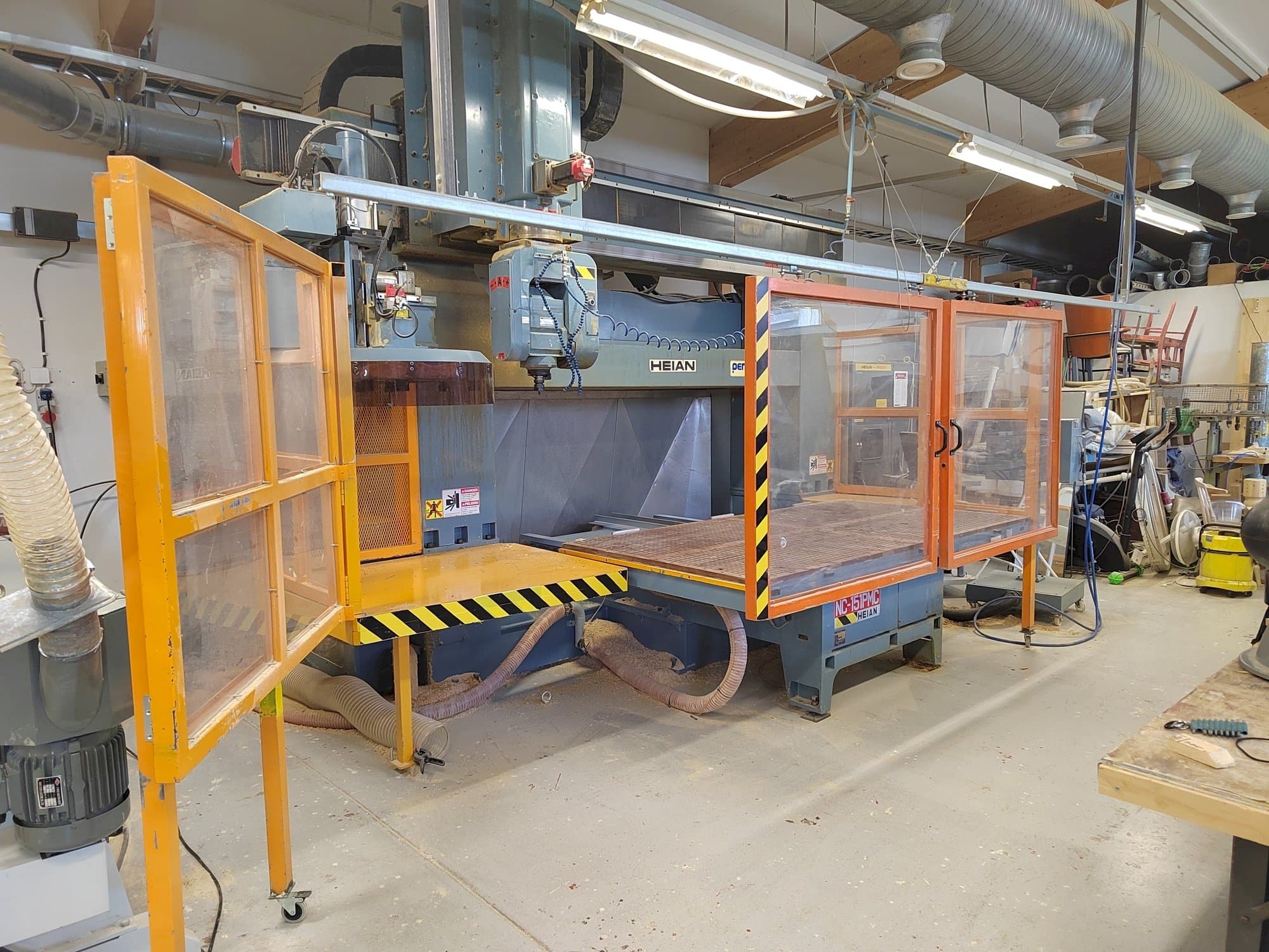 Čelní pohled  na HEIAN NC 151  stroj