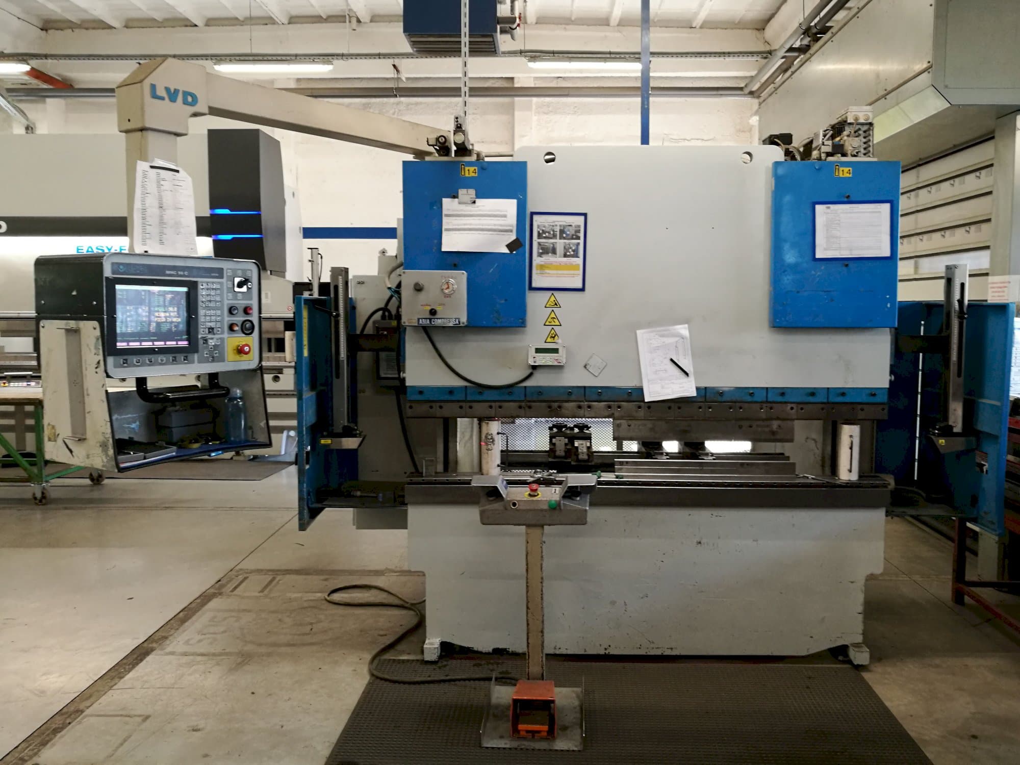 Čelní pohled  na LVD PPEB 50/20 MNC 95 stroj