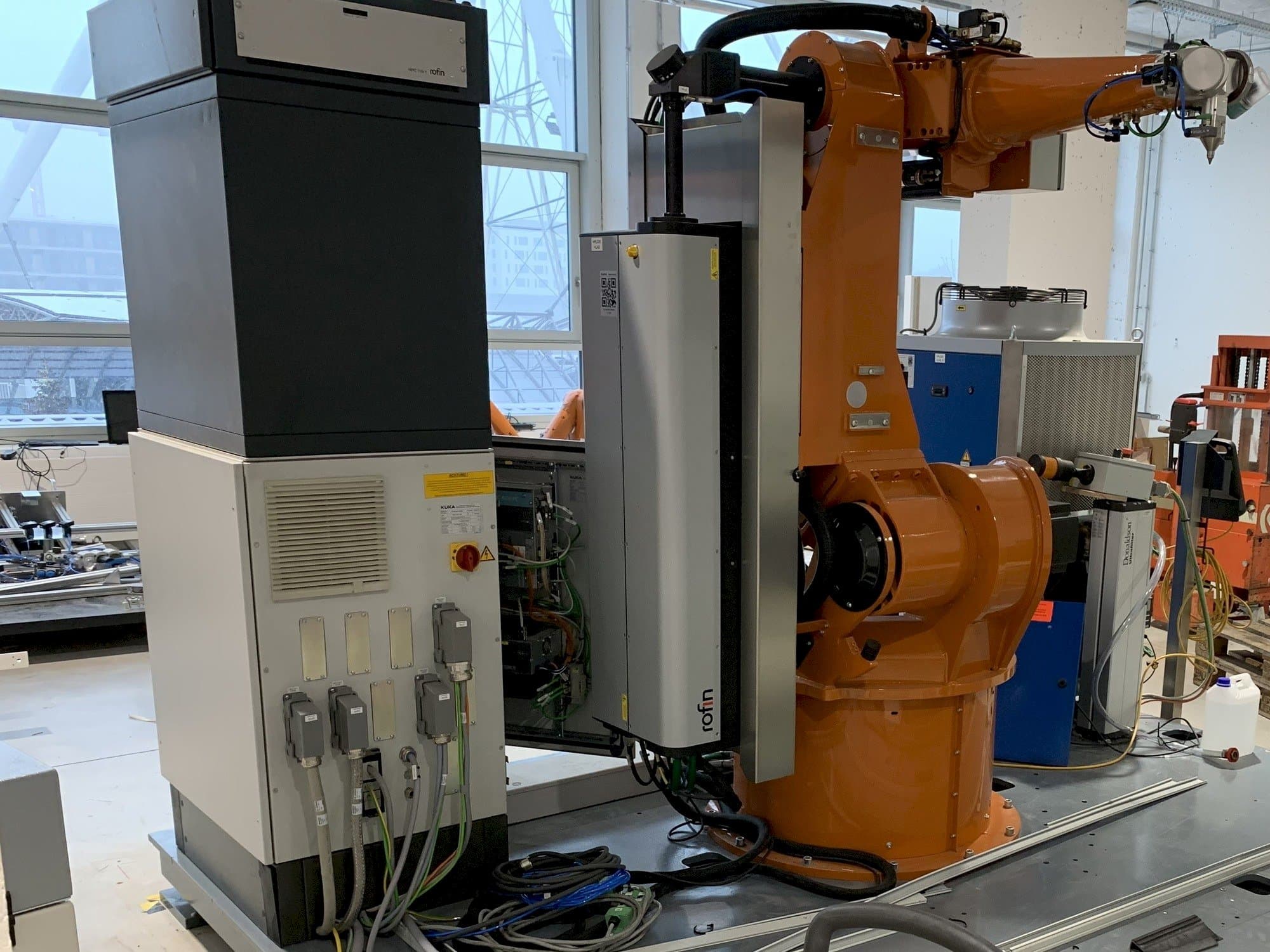 Čelní pohled  na Reis Robotics Laserroboter RV6L  stroj