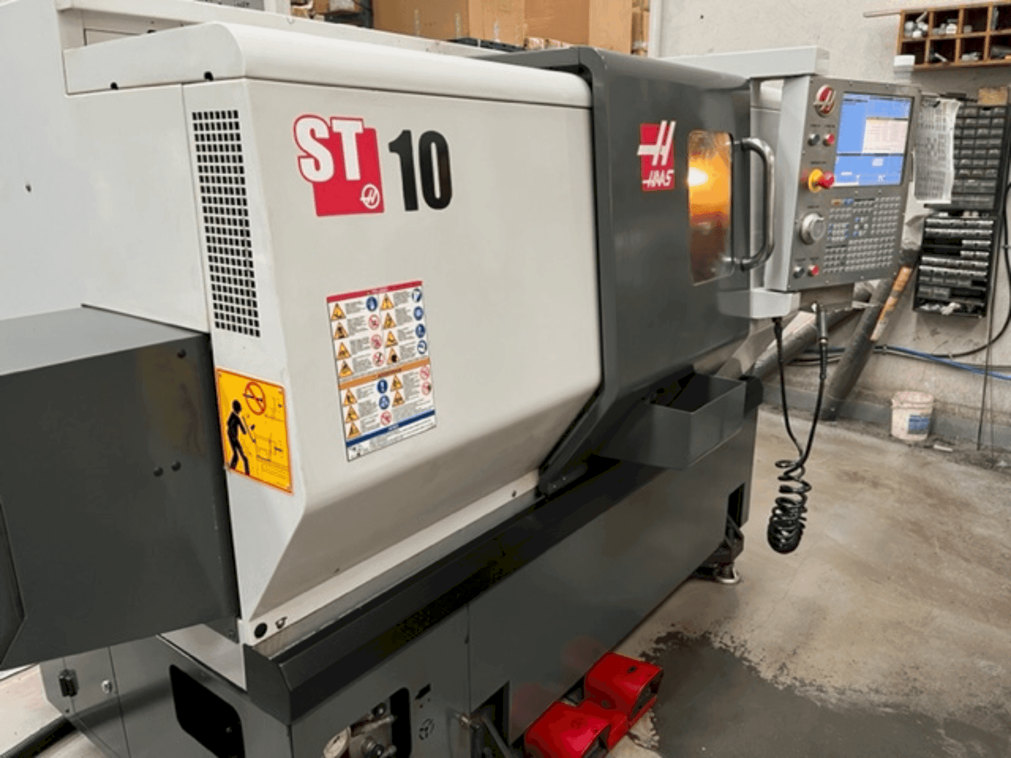 Čelní pohled  na HAAS ST 10  stroj