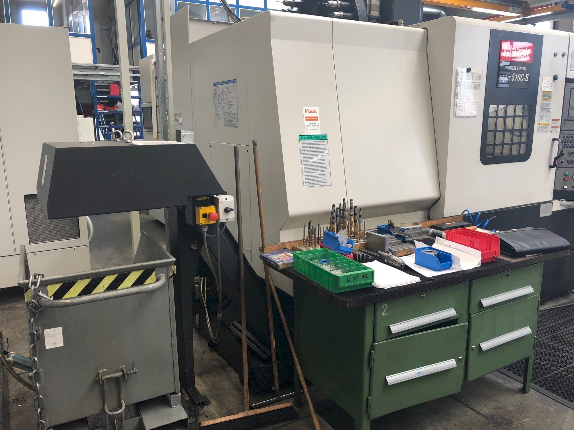 Čelní pohled  na Mazak Nexus 510C-II  stroj