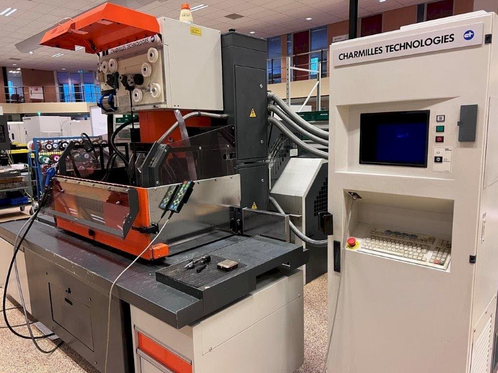 Čelní pohled  na CHARMILLES Robofil FI6020 CSL2  stroj