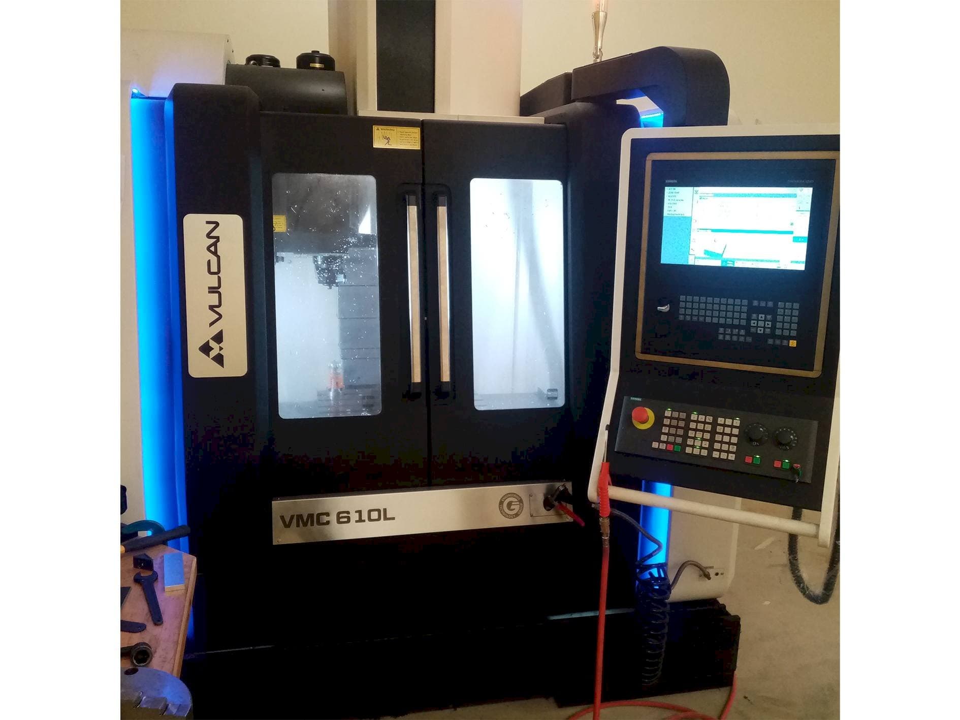 Čelní pohled  na VULCAN VMC 610L  stroj