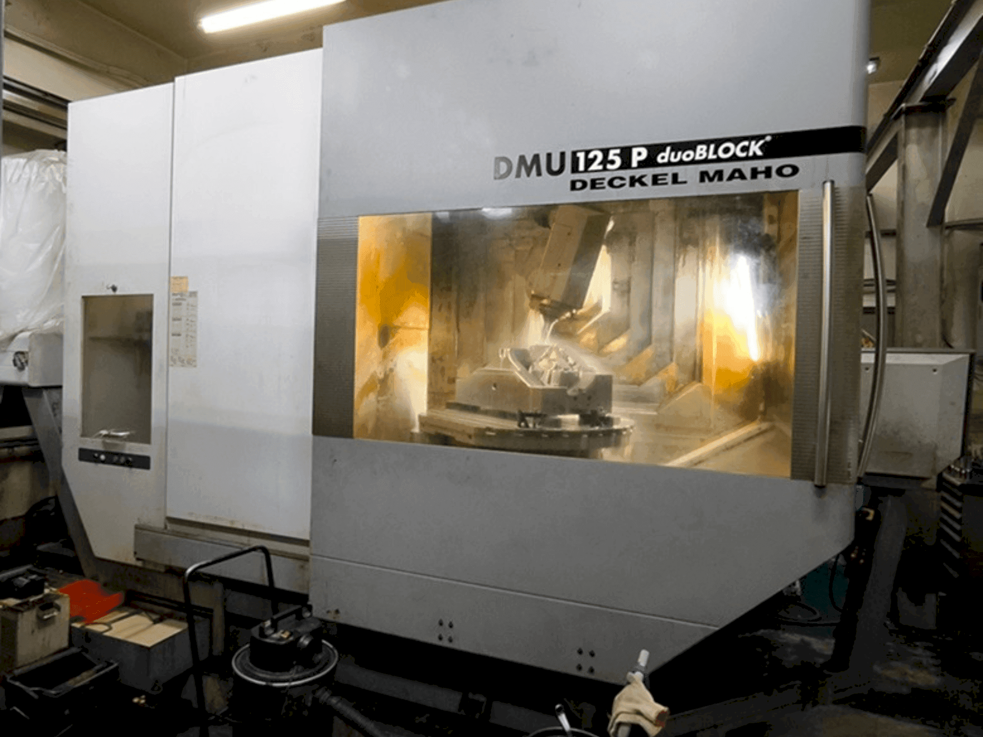 Čelní pohled  na DECKEL MAHO DMU 125 P duoBLOCK  stroj