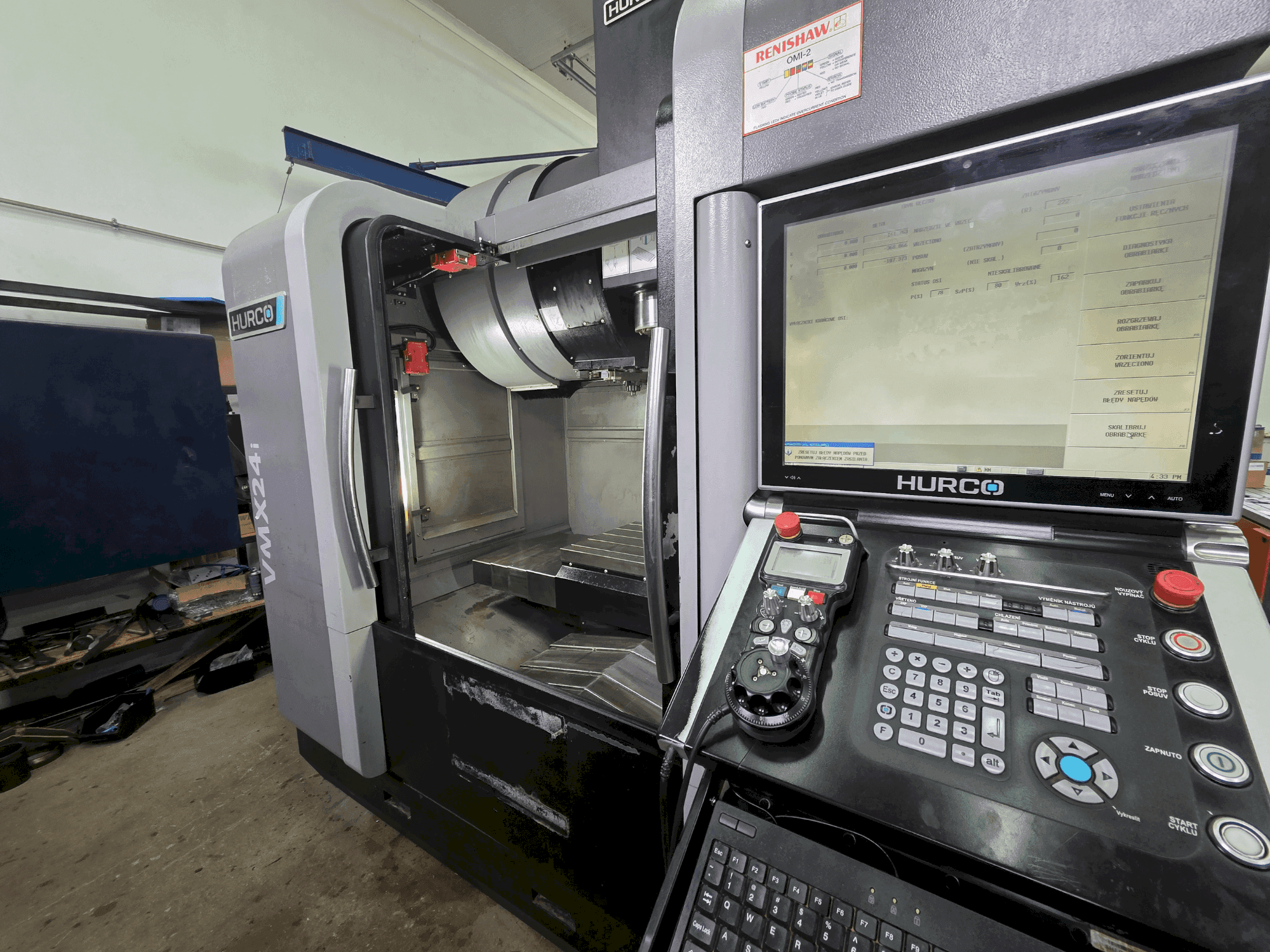 Čelní pohled  na Hurco VMX 24i  stroj