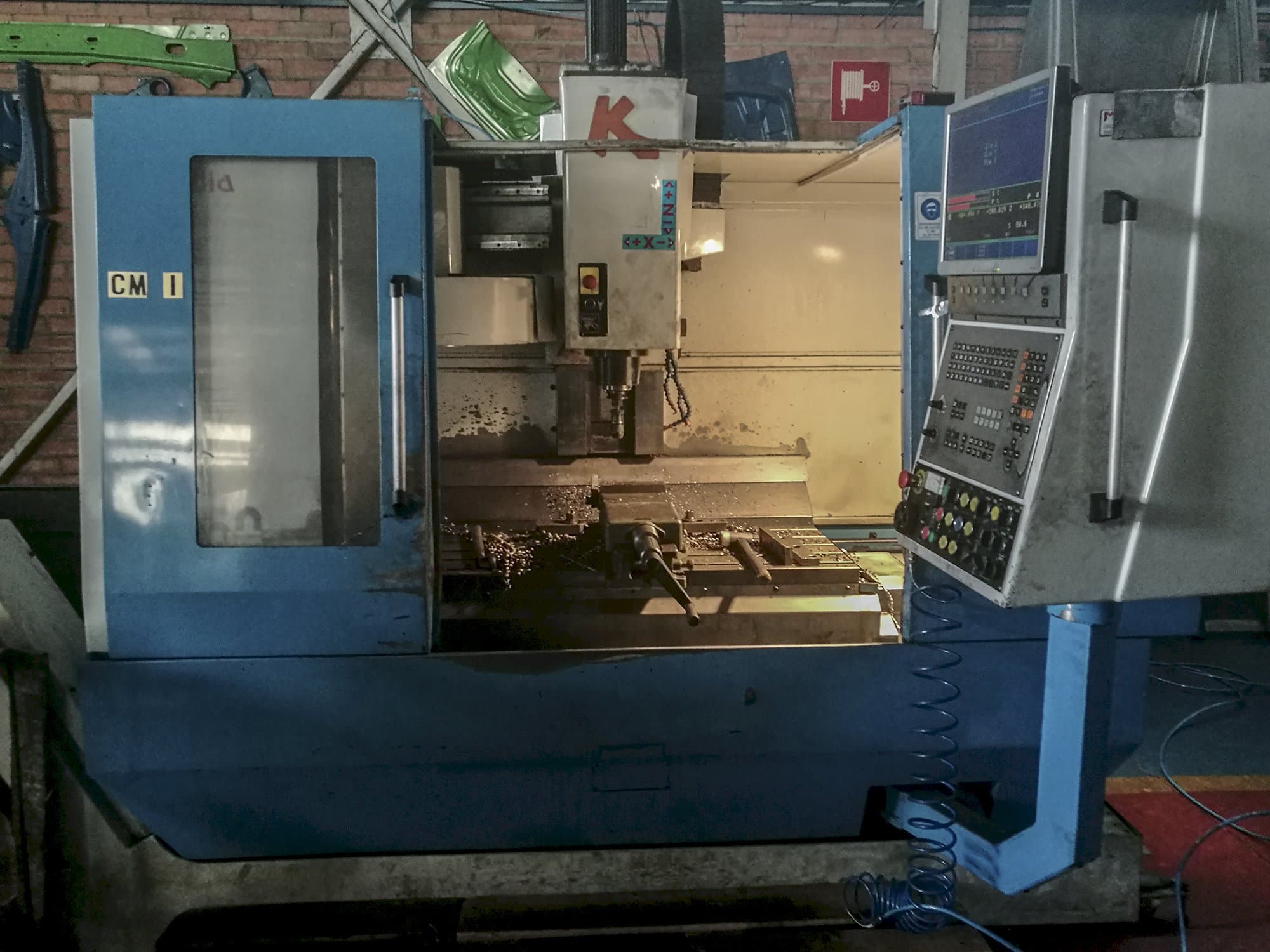 Čelní pohled  na KONDIA B-1050 stroj