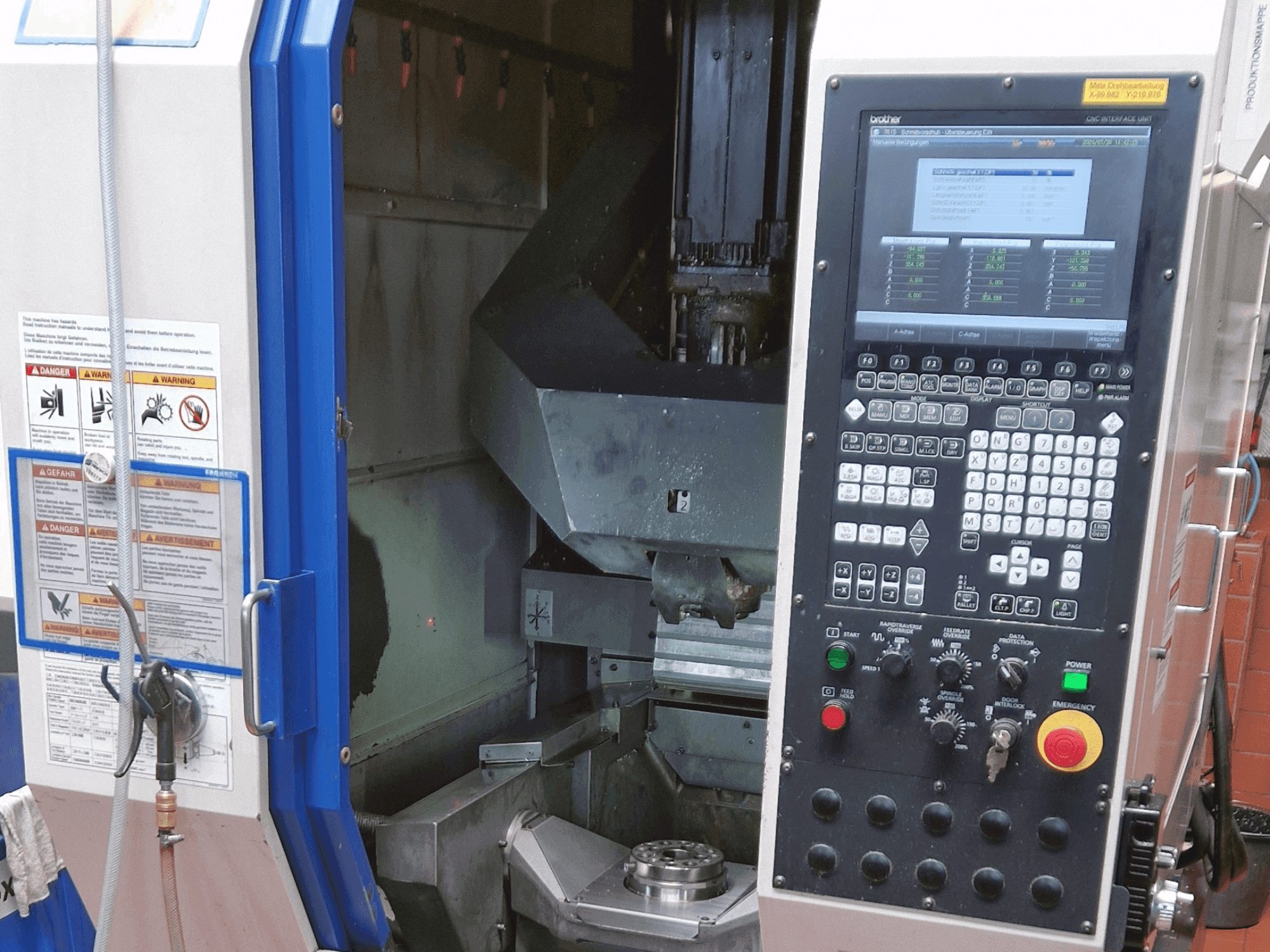 Čelní pohled  na Brother Speedio M140x1  stroj