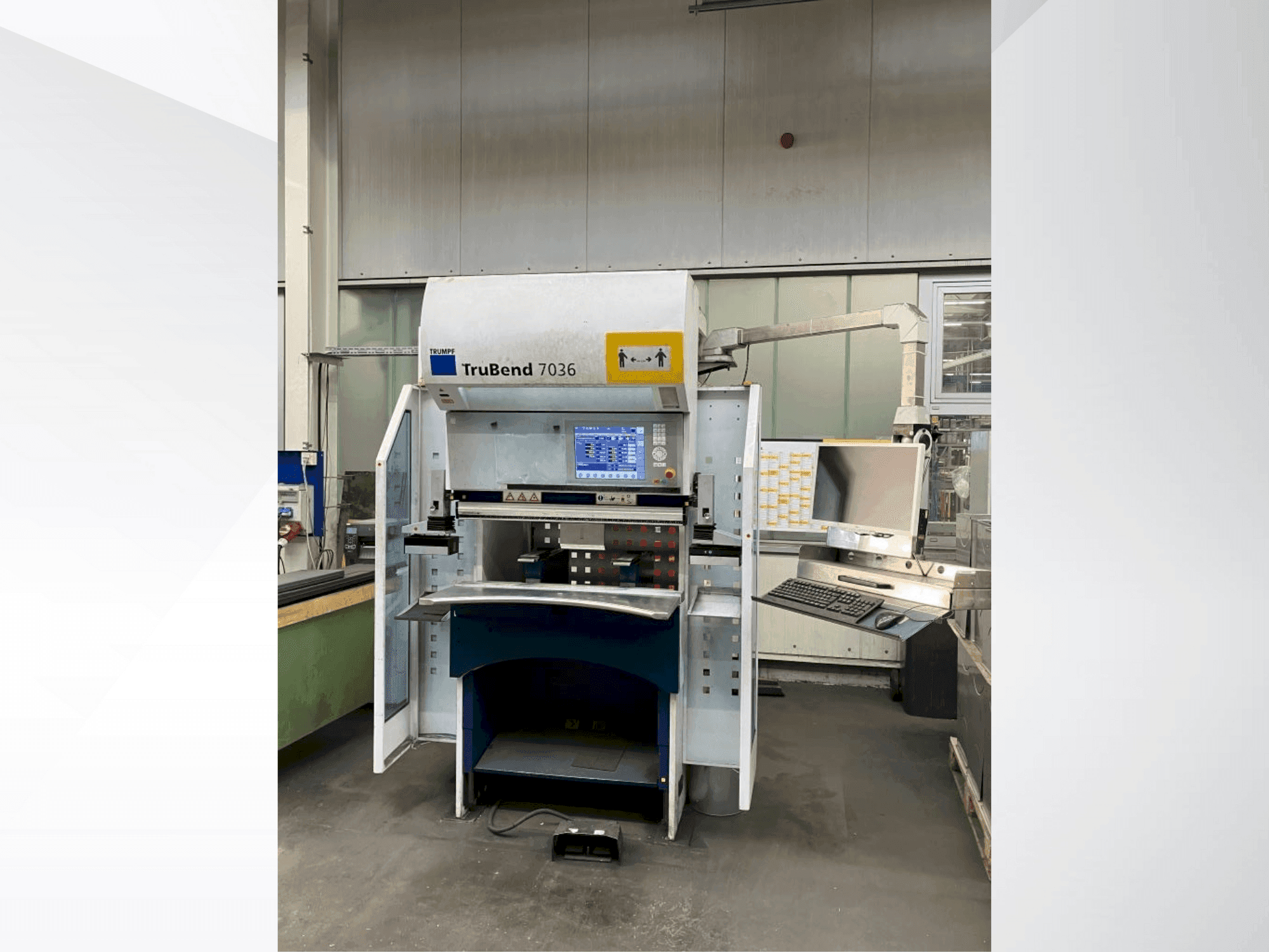 Čelní pohled  na TRUMPF TruBend 7036  stroj