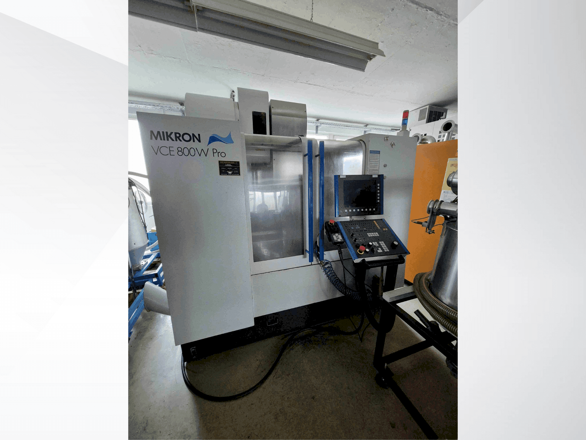 Čelní pohled  na MIKRON VCE 800W Pro  stroj