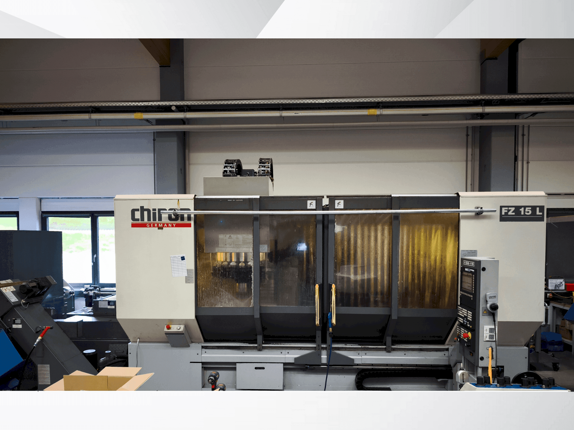 Čelní pohled  na CHIRON FZ 15 L  stroj