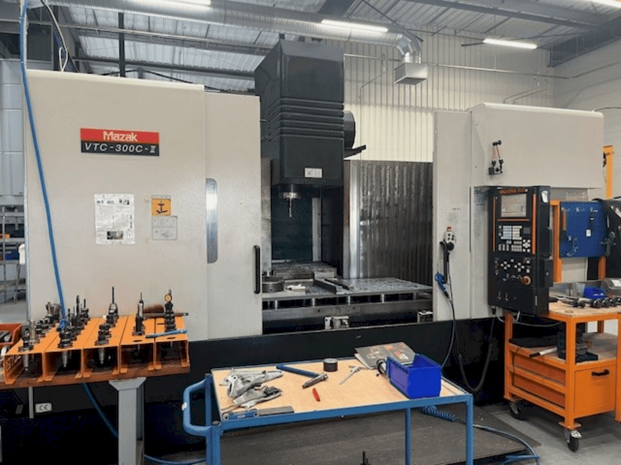Čelní pohled  na Mazak VTC-300C-II  stroj