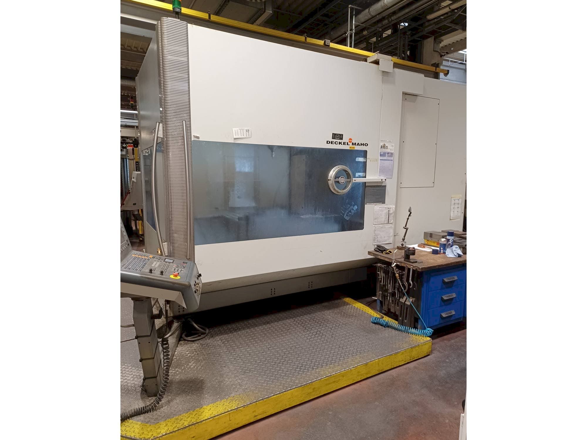 Čelní pohled  na DECKEL MAHO DMU 125 T hi-dyn  stroj