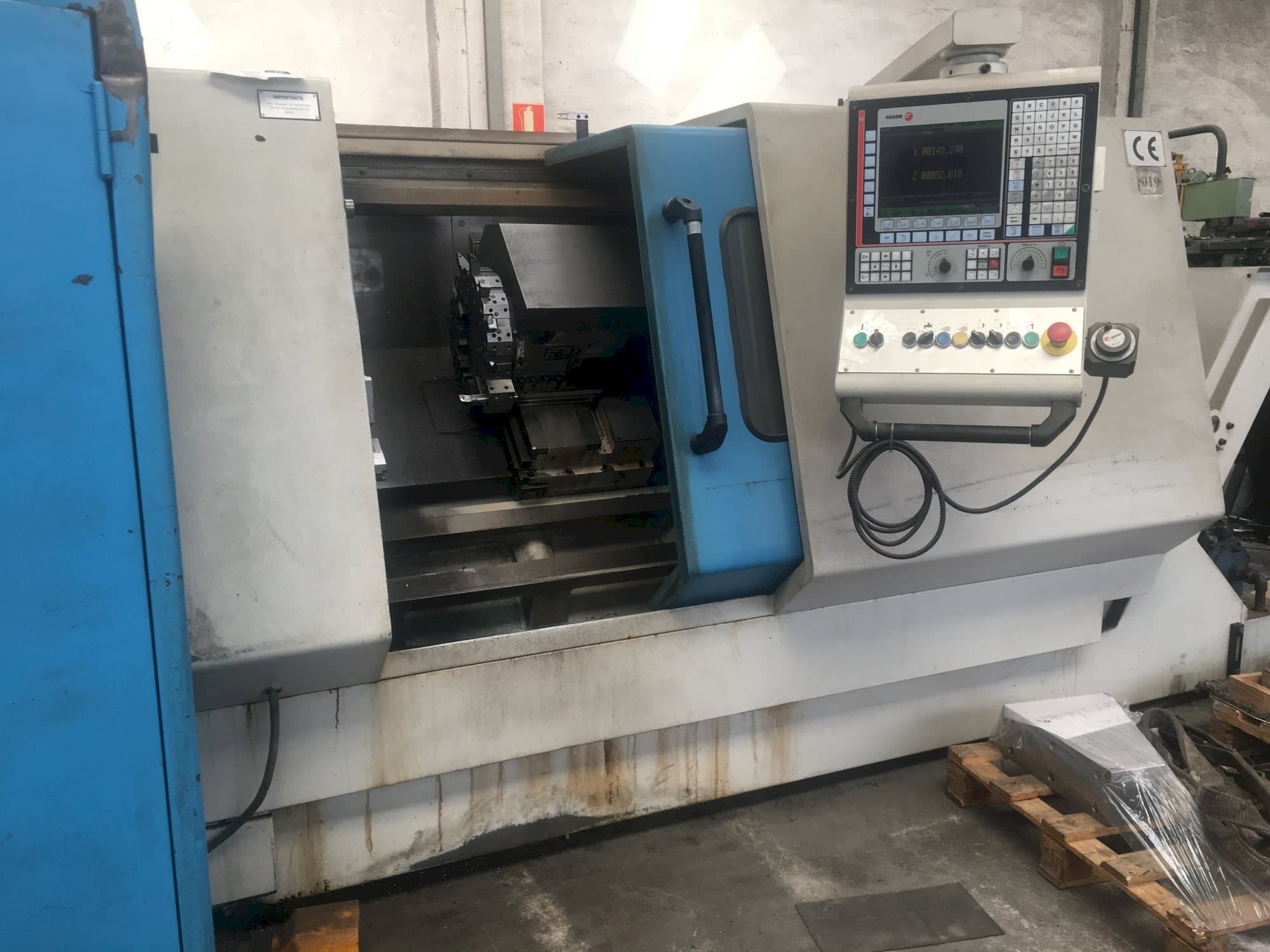 Čelní pohled  na Lealde TCN10-L  stroj