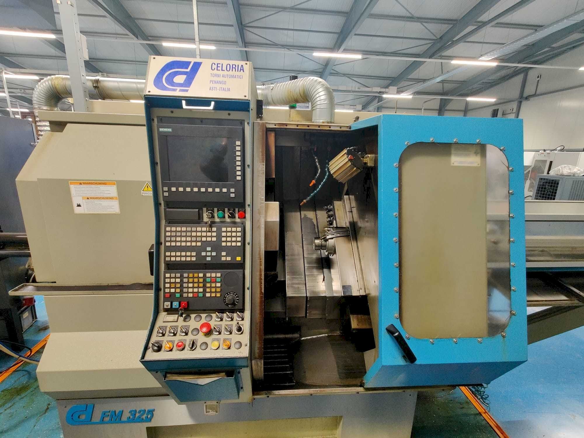 Čelní pohled  na Celoria CD/FM 325  stroj