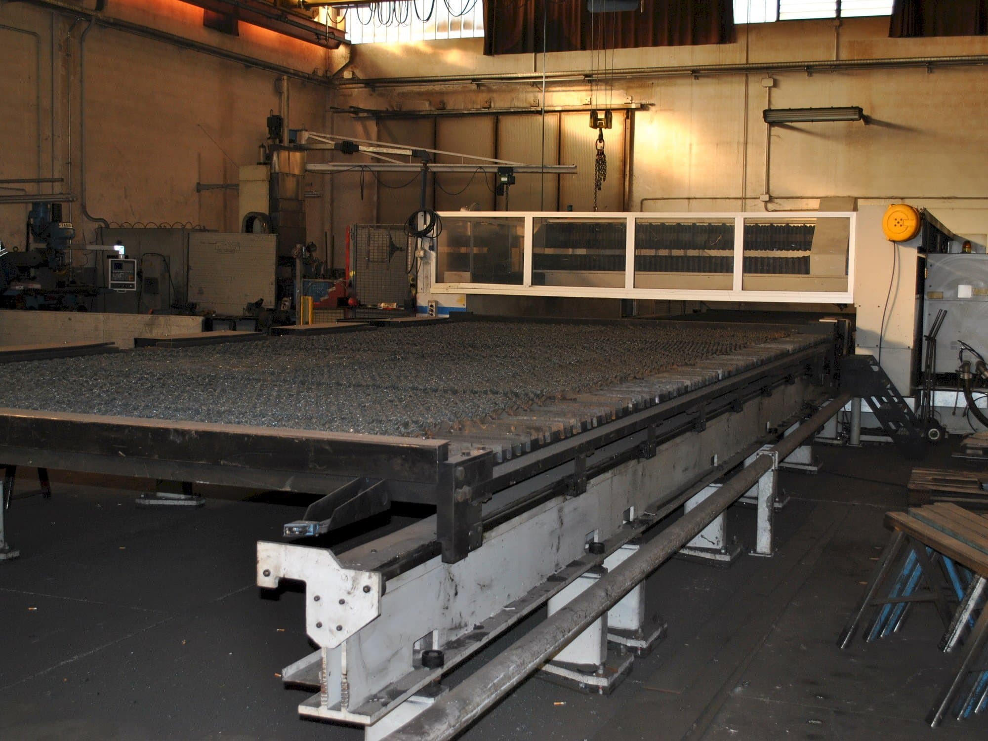 Čelní pohled  na LVD IMPULS 8031  stroj