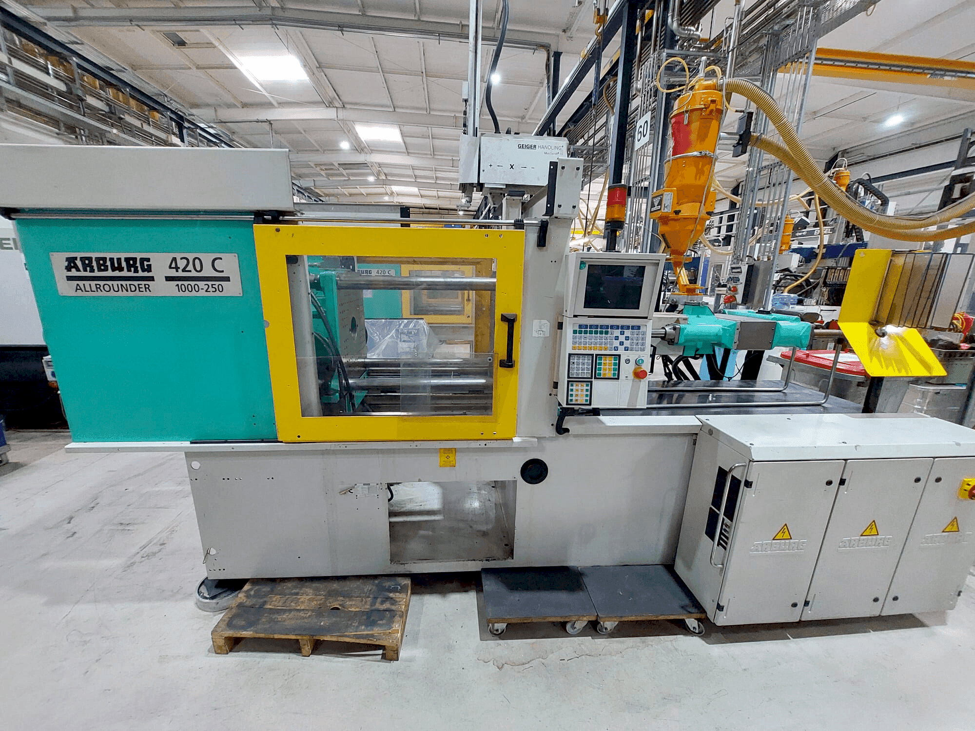 Čelní pohled  na Arburg 420C-1000-250  stroj