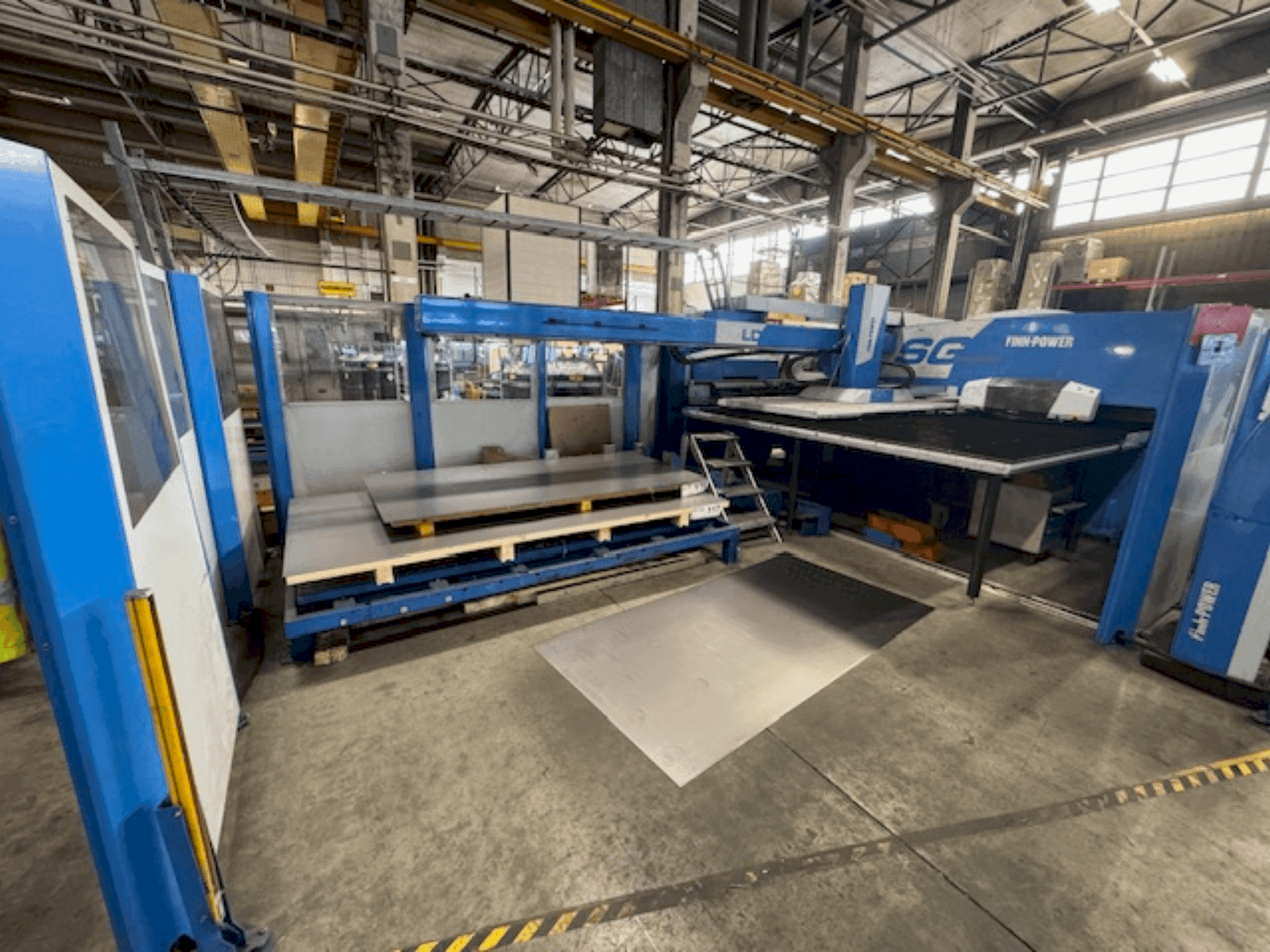 Čelní pohled  na Finn-Power SG-6  stroj