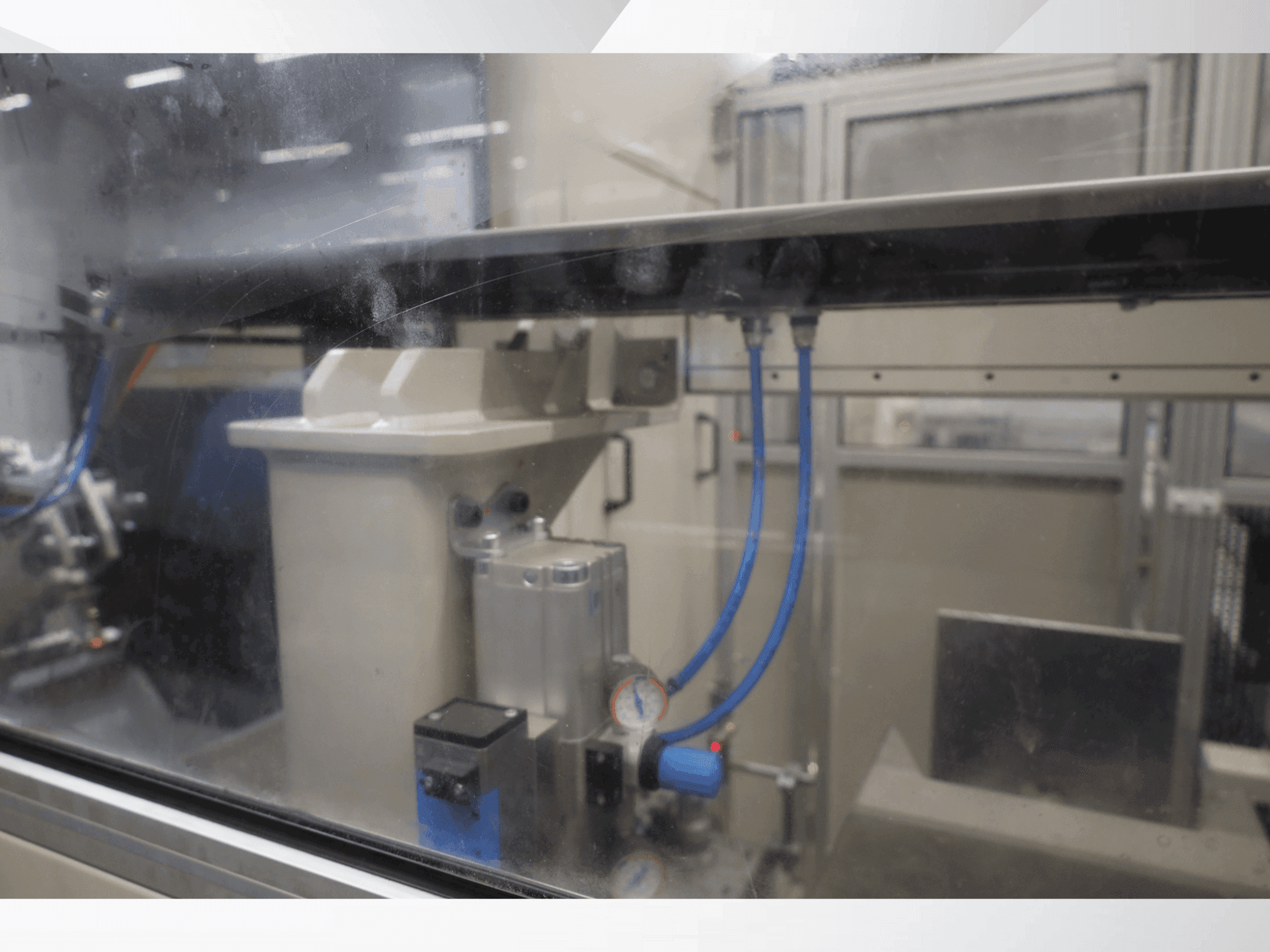 Čelní pohled  na PROFILATOR DV370-HL-05  stroj