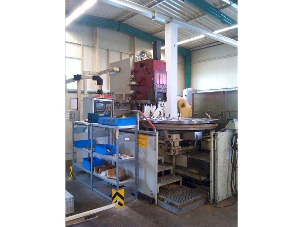 Čelní pohled  na STAMA MC 430- GÜ  stroj