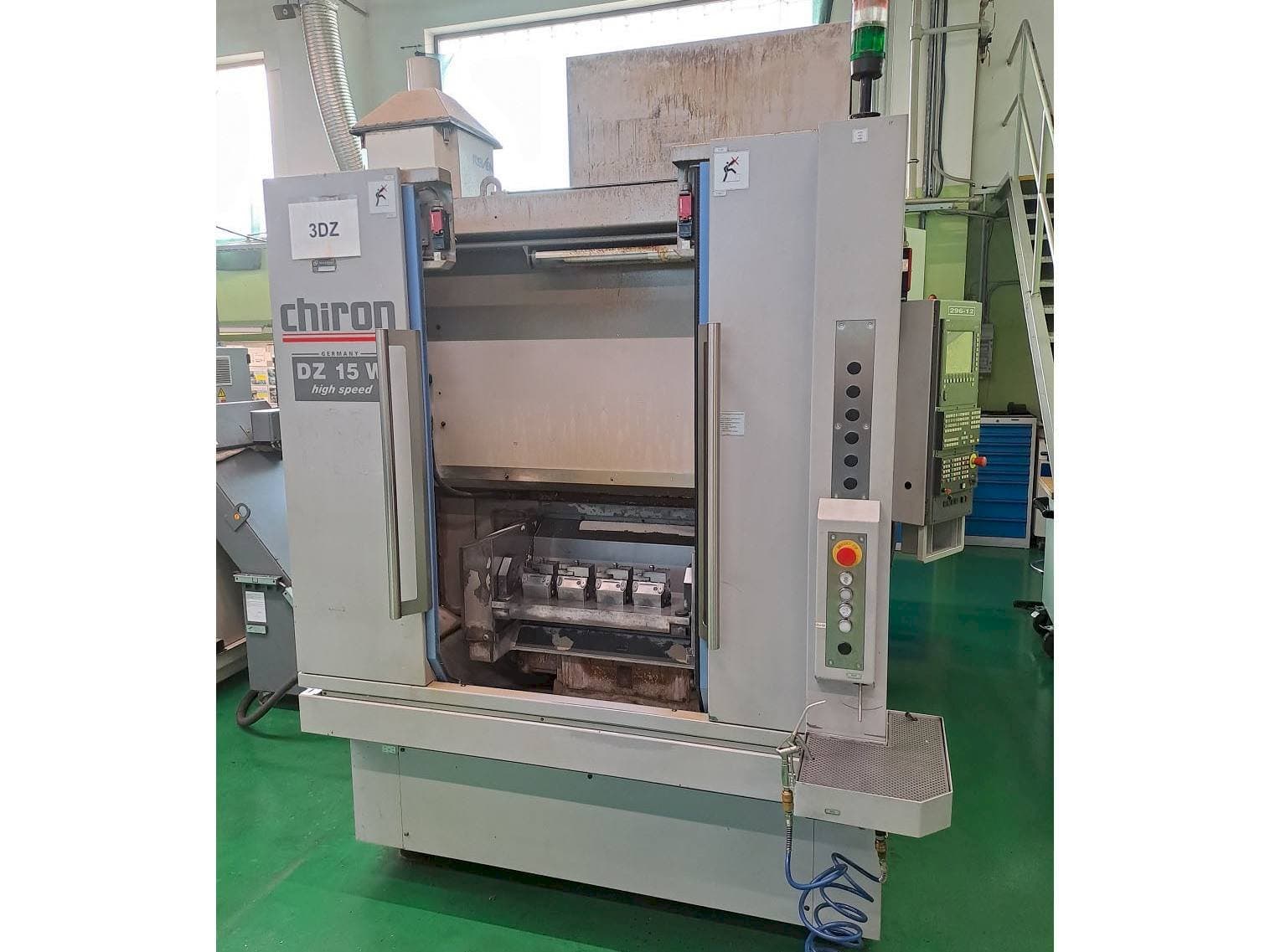 Čelní pohled  na CHIRON DZ 15W HS  stroj