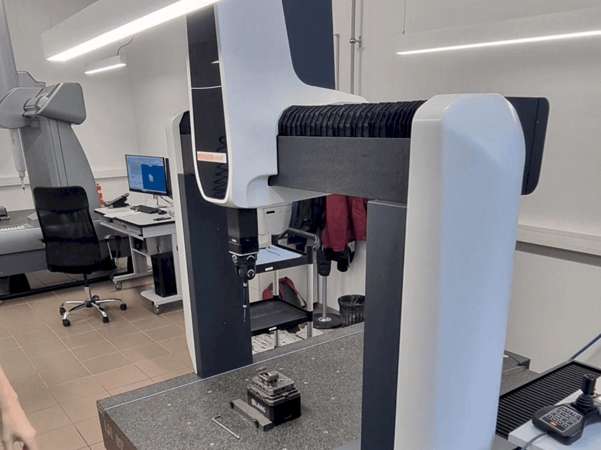 Čelní pohled  na Wenzel LH87  stroj