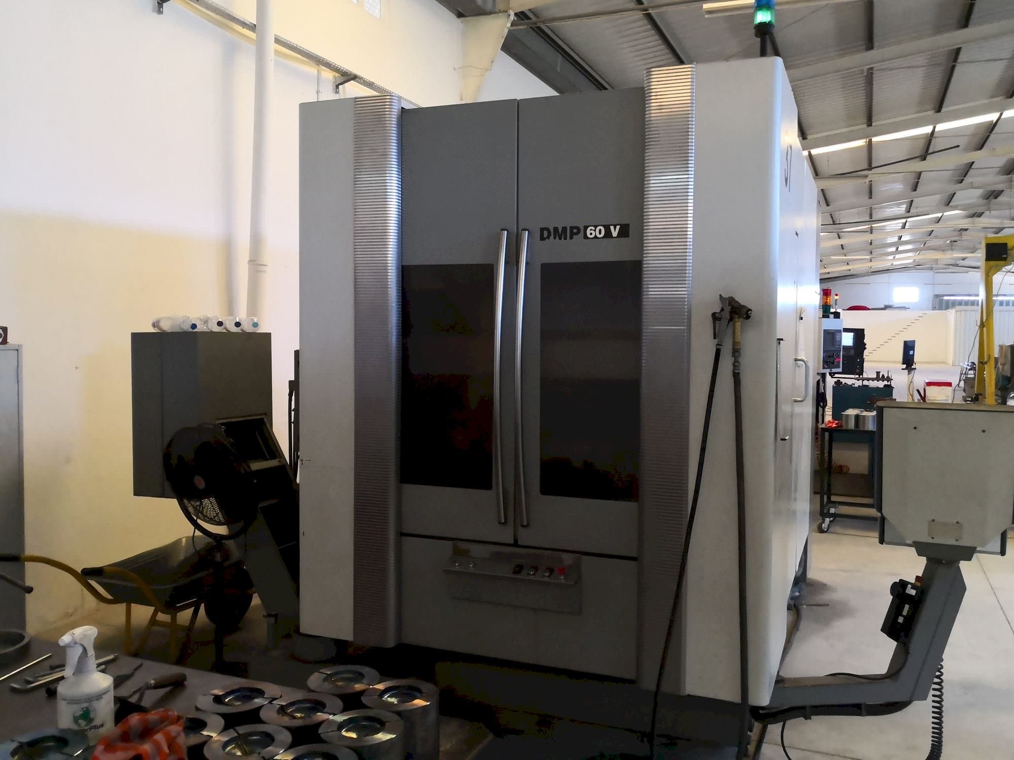 Čelní pohled  na DECKEL MAHO DMP 60V  stroj