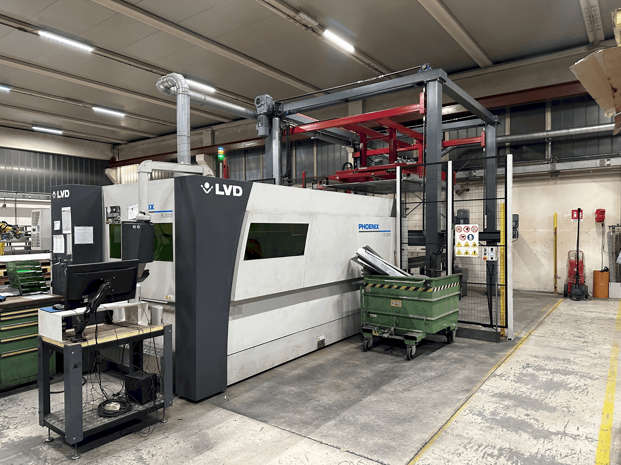 Čelní pohled  na LVD Phoenix FL 3015  stroj