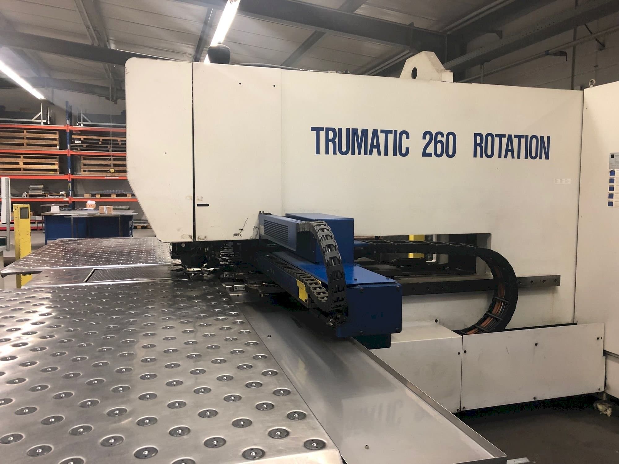 Levý boční pohled  na Trumpf Trumatic 260  stroj