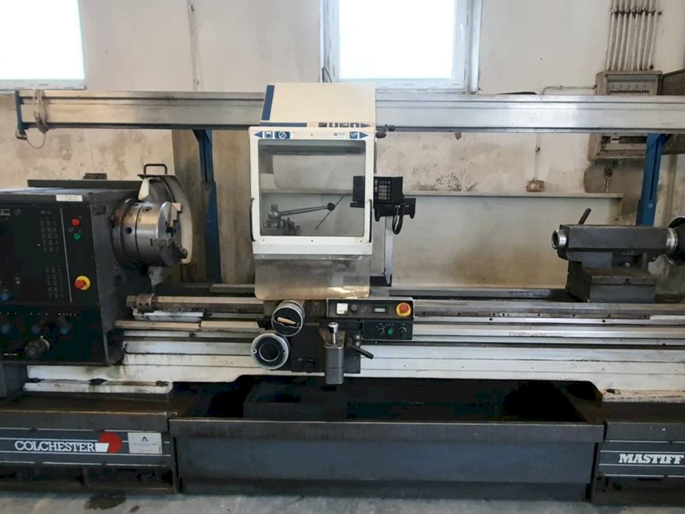 Čelní pohled  na Colchester MASTIFF V/S 1800  stroj
