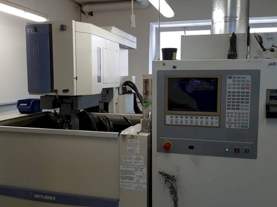 Čelní pohled  na Mitsubishi FX 20  stroj