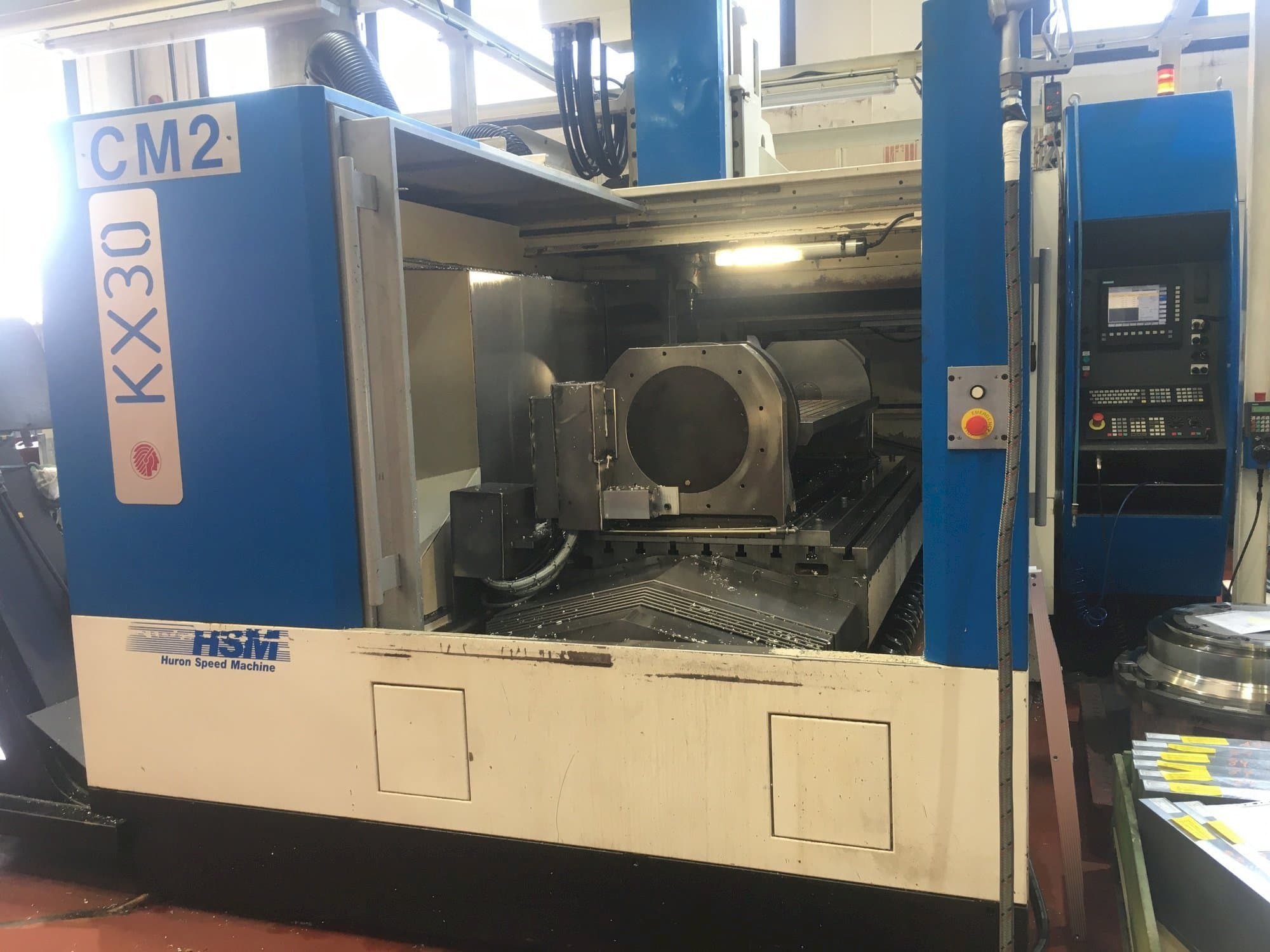 Čelní pohled  na Huron KX30  stroj