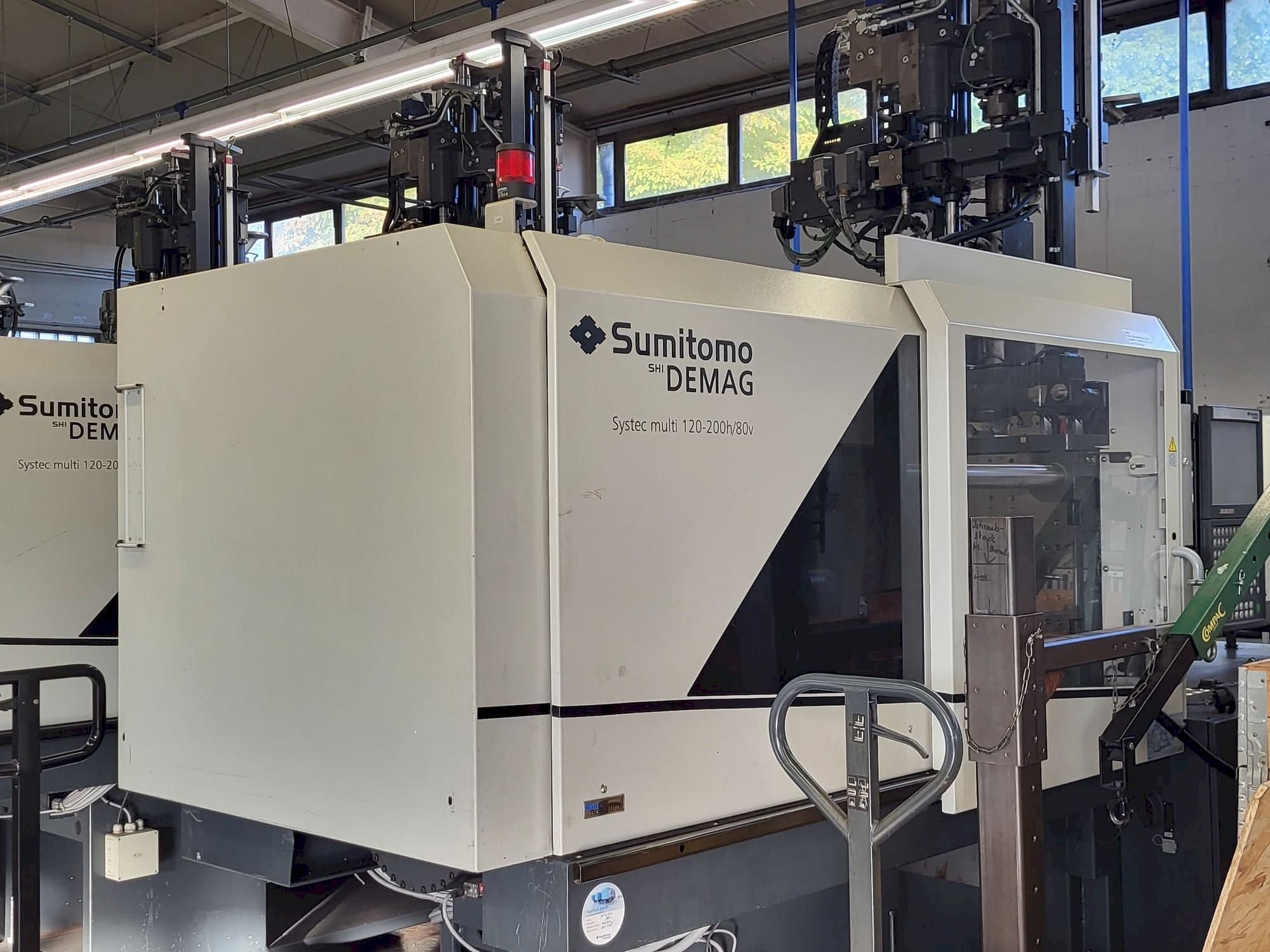 Levý boční pohled  na Sumitomo SHI DEMAG Multi 120/470-200h/80V  stroj