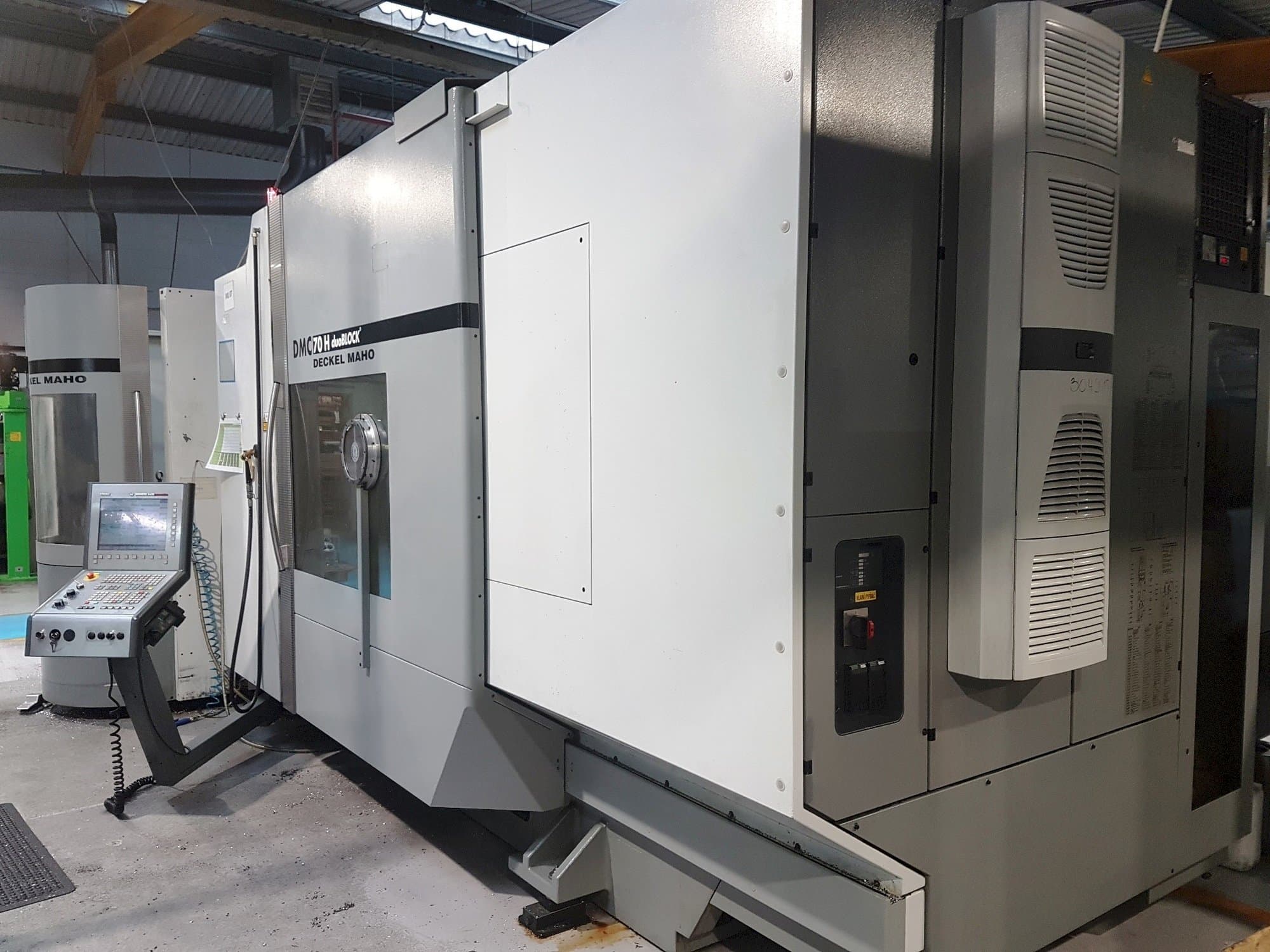 Čelní pohled  na DECKEL MAHO DMC 70 H duoBlock  stroj