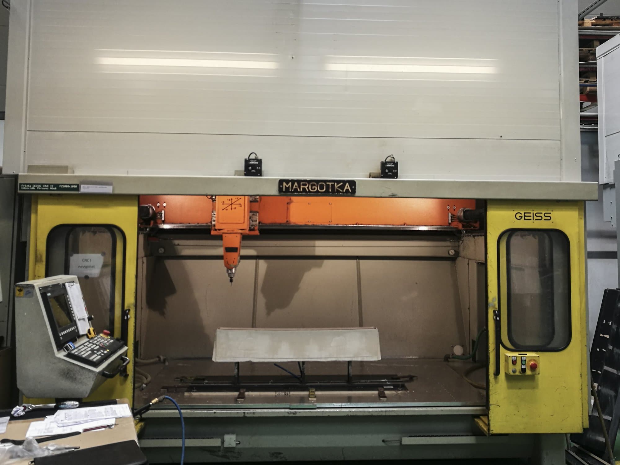 Čelní pohled  na GEISS FZ 2000x1000 stroj