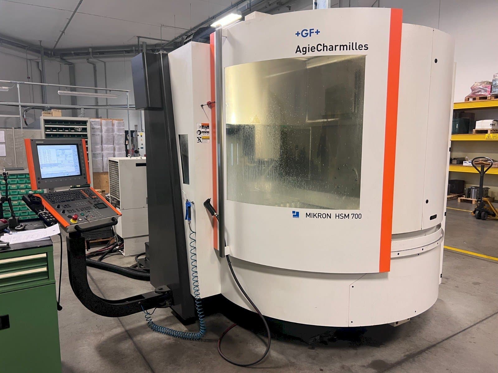 Čelní pohled  na AgieCharmilles MIKRON HSM 700  stroj