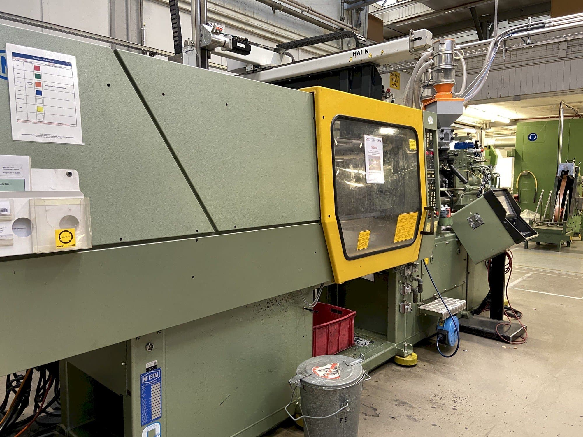 Čelní pohled  na Netstal Synergy 1500K/460  stroj